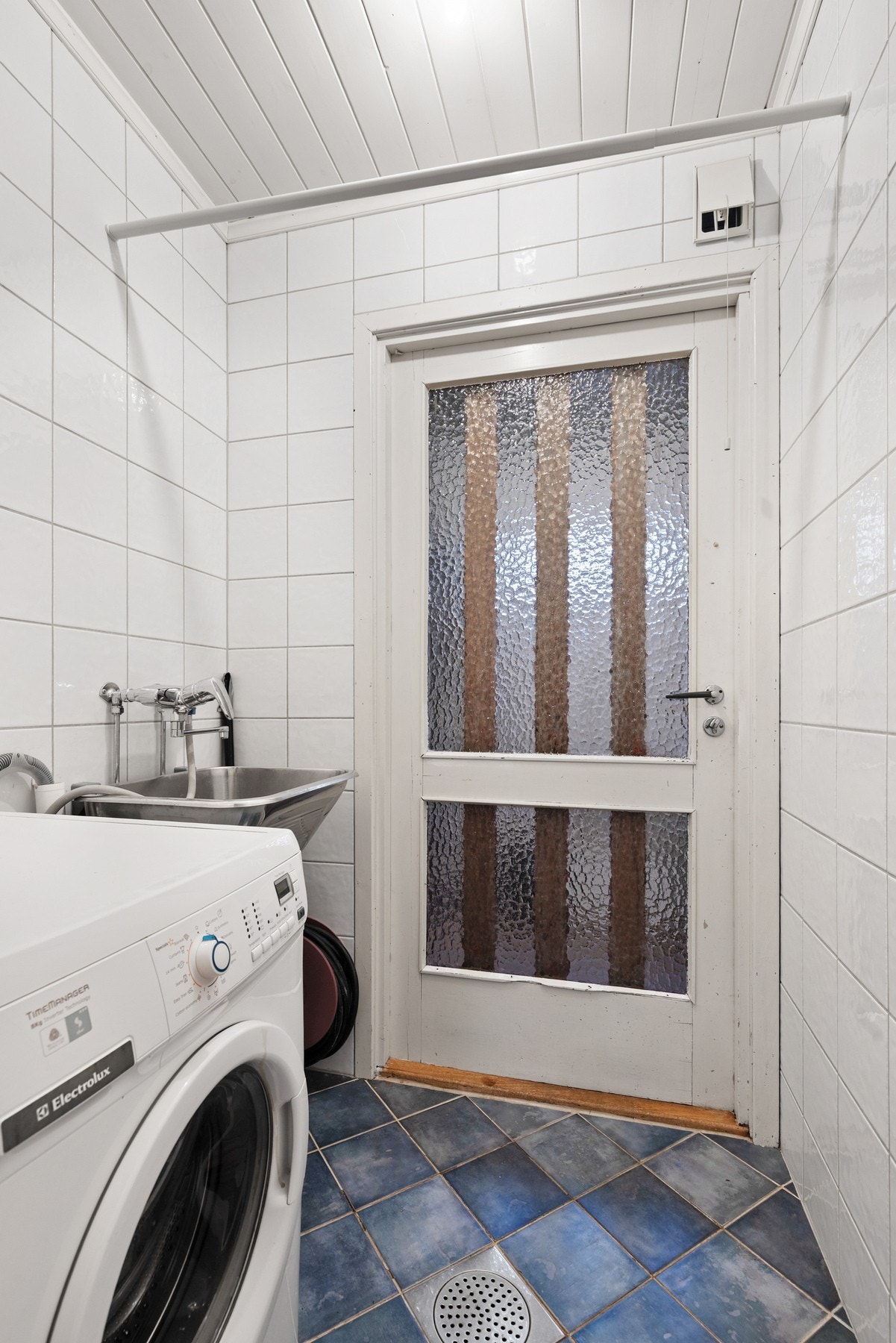 Separat vaskerom med skyllekar og røropplegg til vaskemaskin Galleribilde