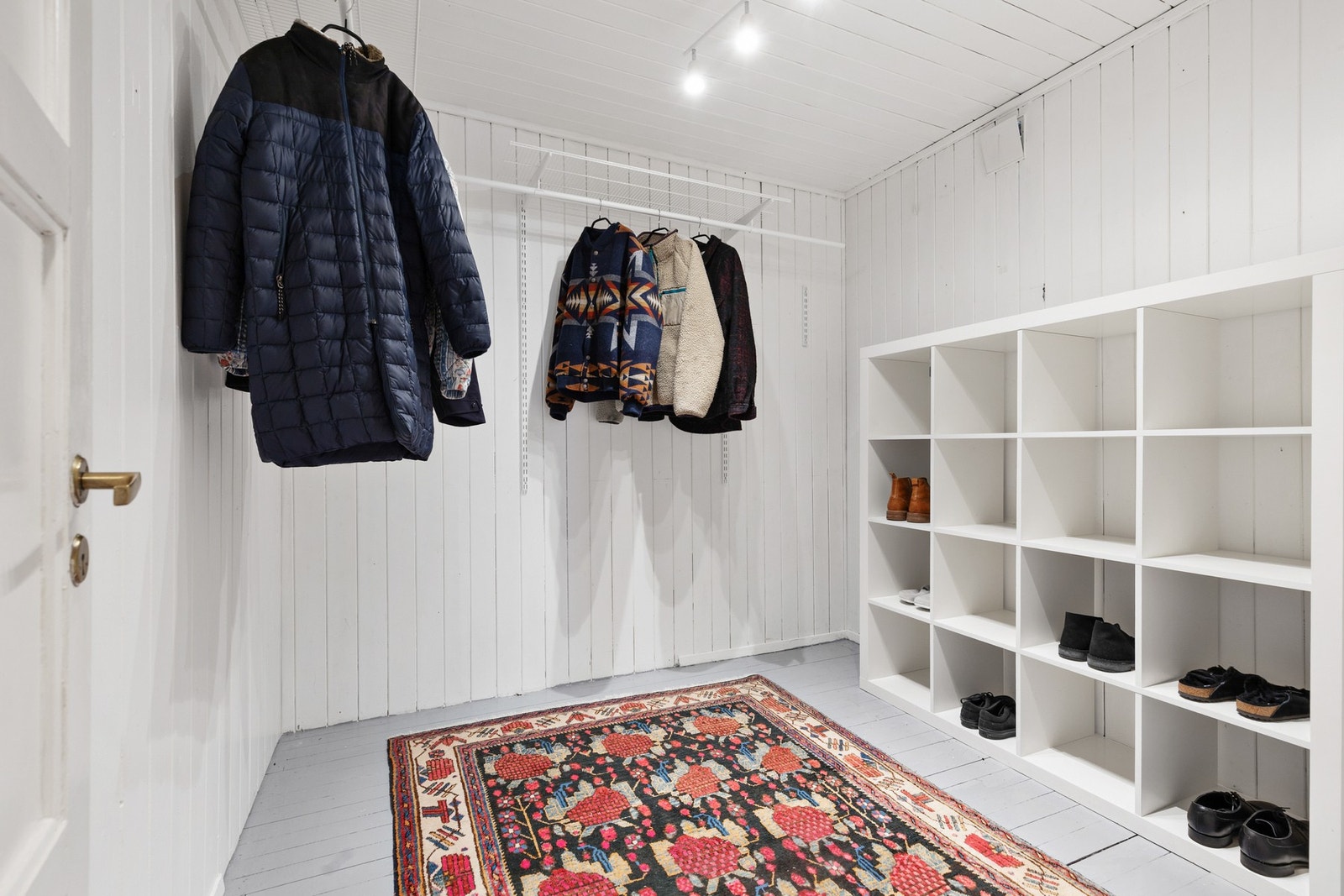 Leiligheten har meget god lagringsplass i tre innvendige boder og én ekstern bod på ca. 12 kvm Galleribilde