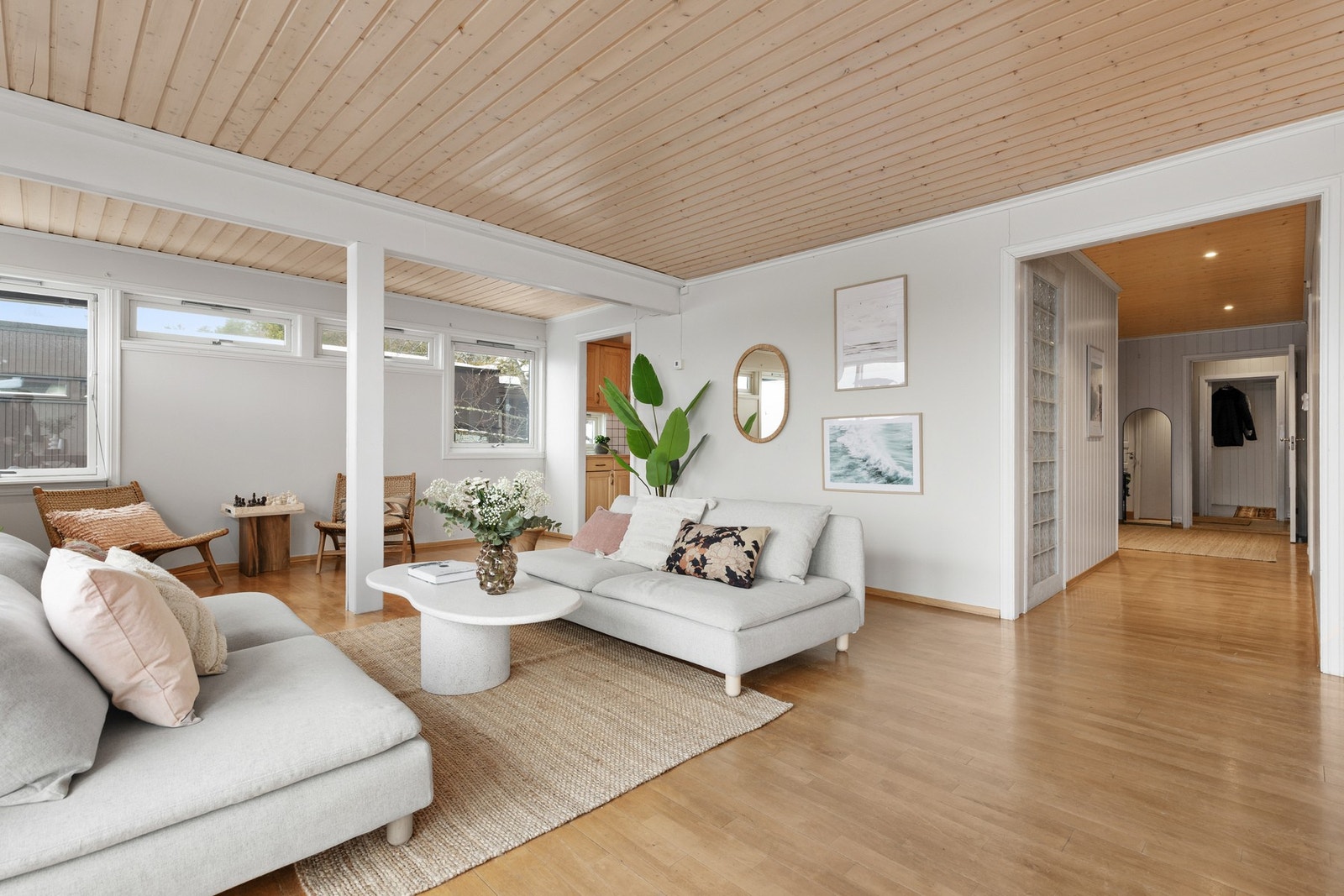 Det er adkomst til kjøkken fra både stue og gang Galleribilde