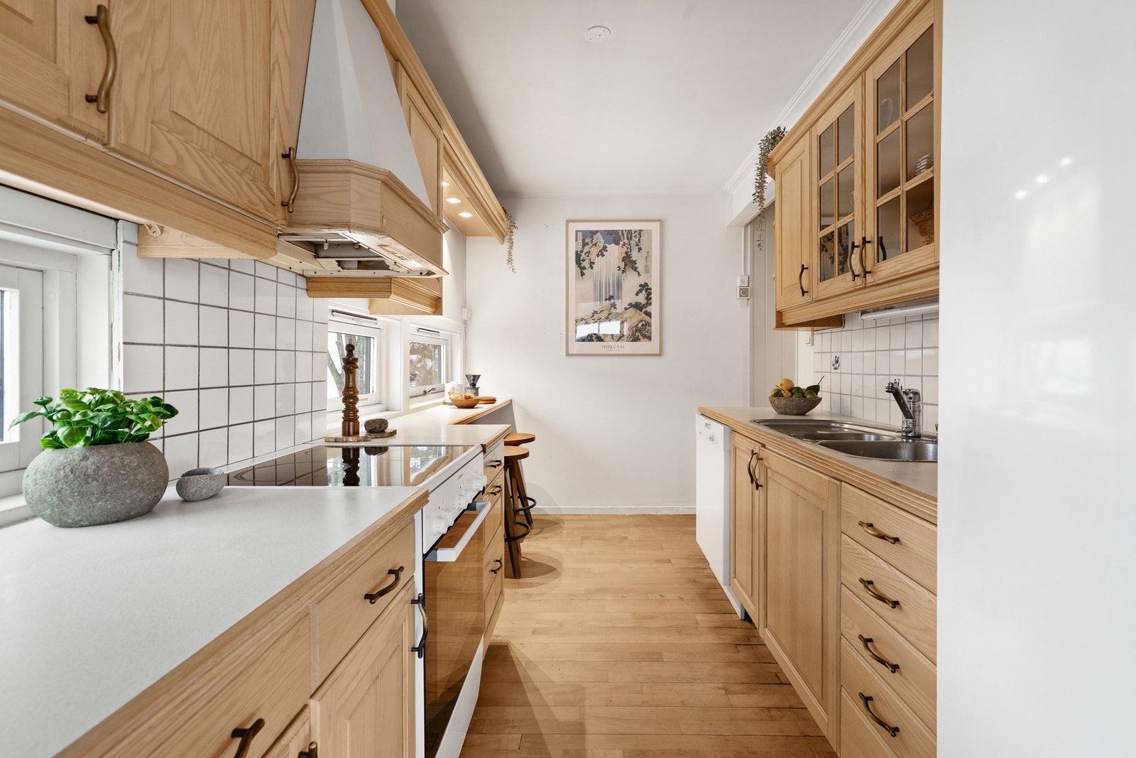 Kjøkken med profilerte fronter og benkeplate i laminat. Det er mulighet for å utvide kjøkkenet ved å åpne mot tilstøtende rom. Galleribilde