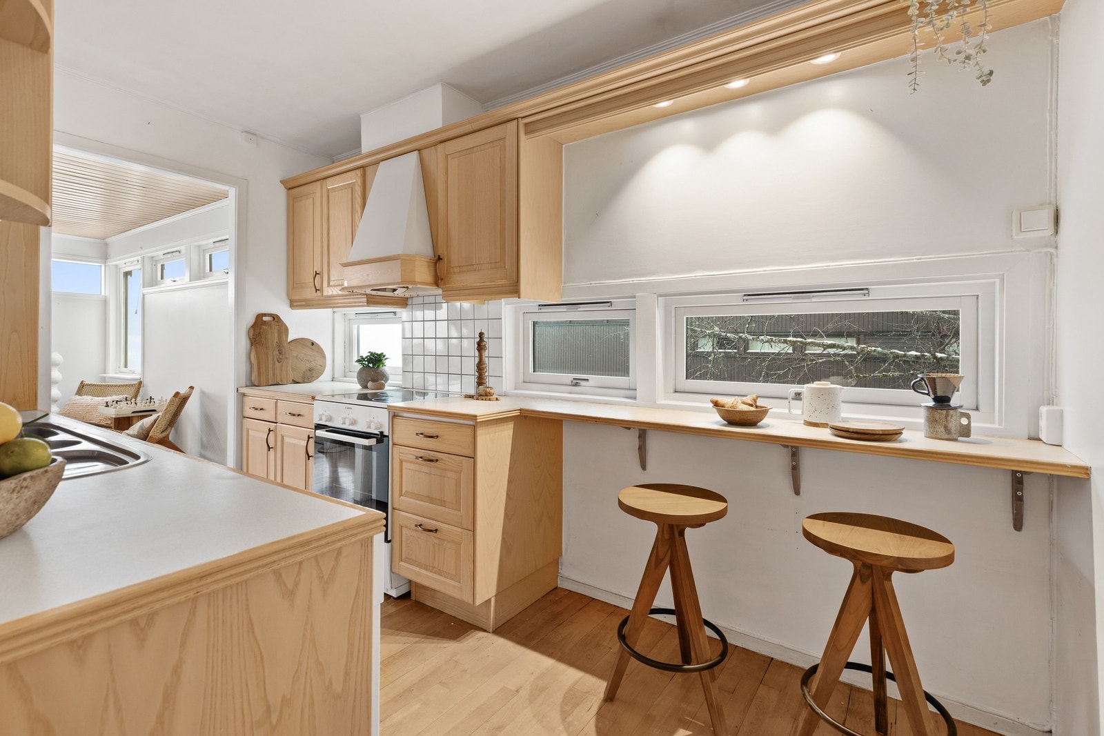 Det er montert kjøkkenventilator med avtrekk ut og benke med mulighet for sitteplass Galleribilde