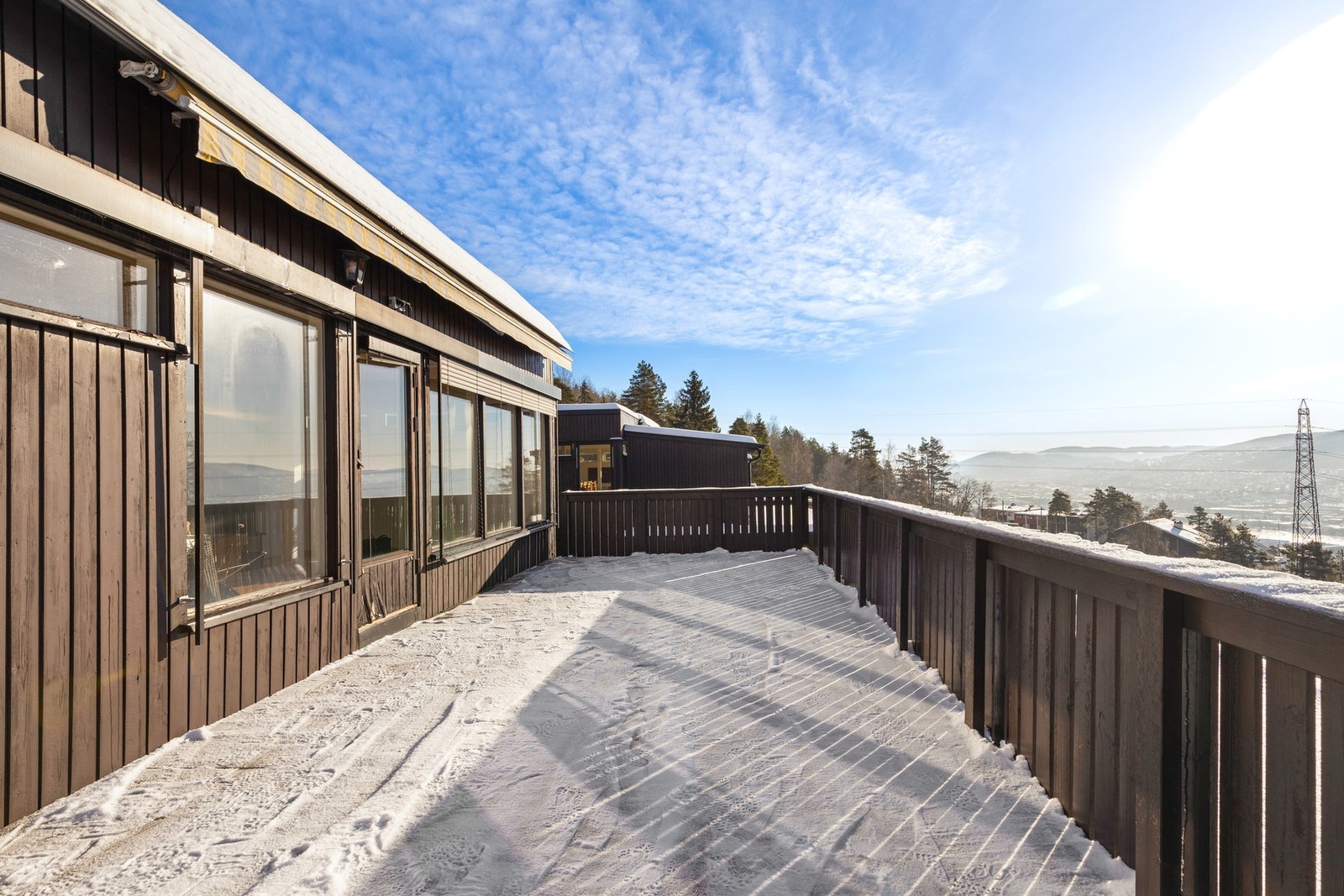 Terrassen er oppført i trekonstruksjon og har rekkverk med stående bord Galleribilde