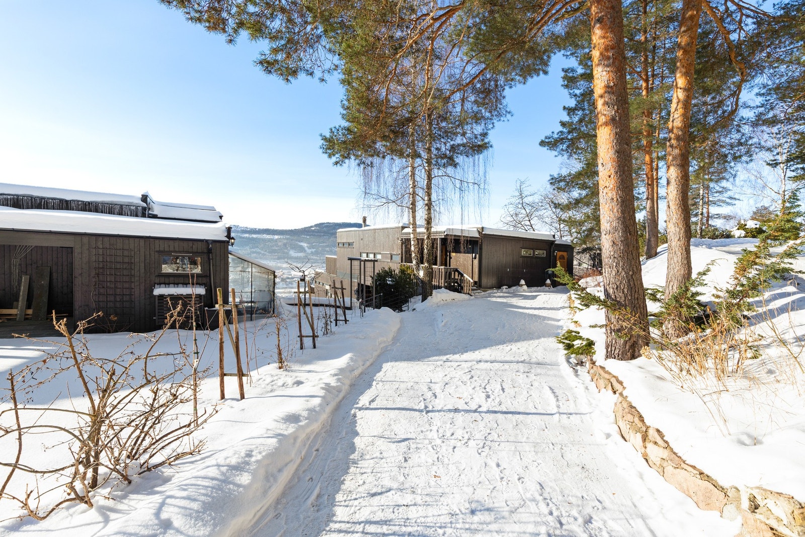 Eiendommen har gode parkeringsmuligheter i gårdsplass med belegningsstein. Parkér rett utenfor inngangsdøren - praktisk og komfortabelt Galleribilde