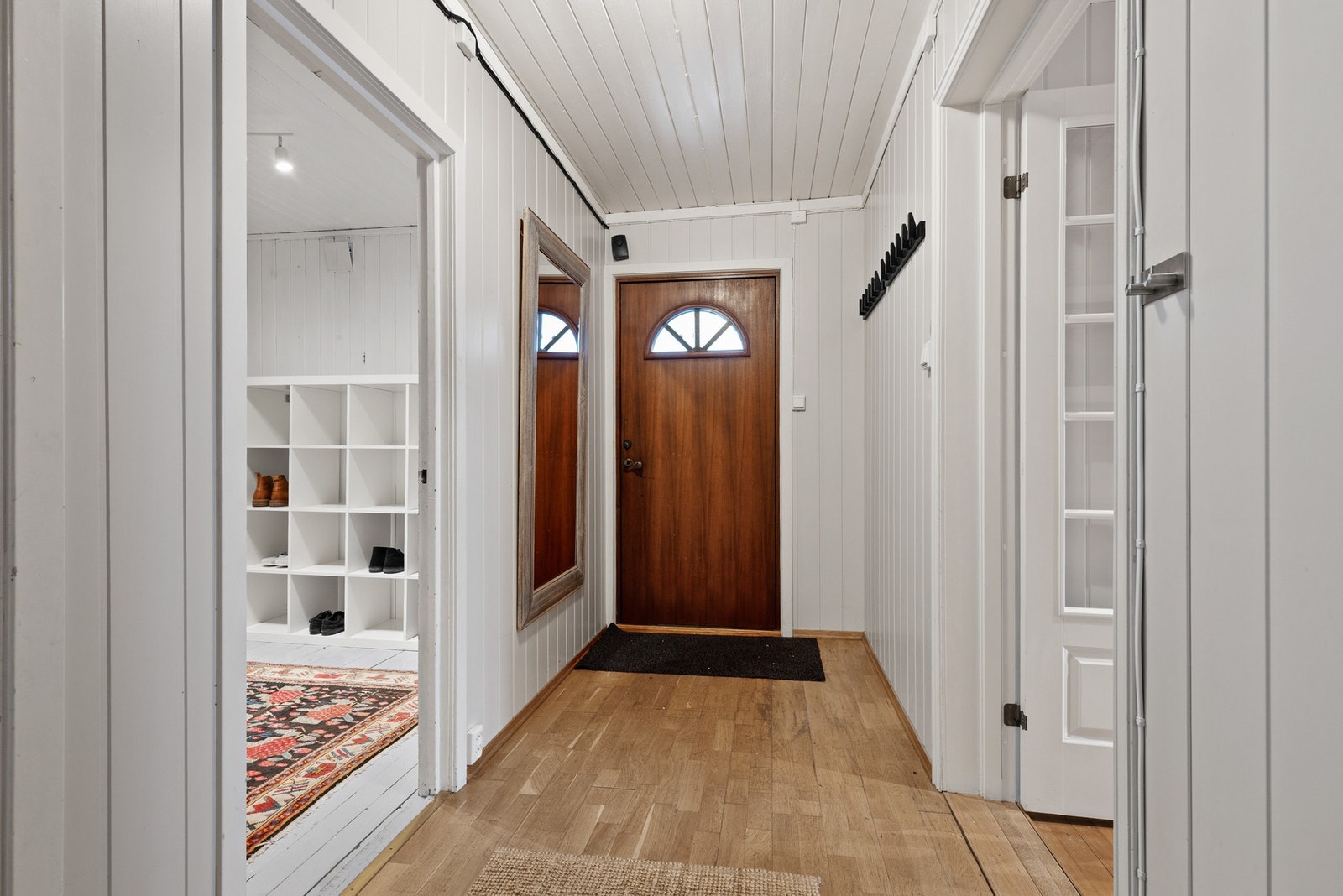 Entré/gang med parkett på gulv og panel på vegger og i himling Galleribilde