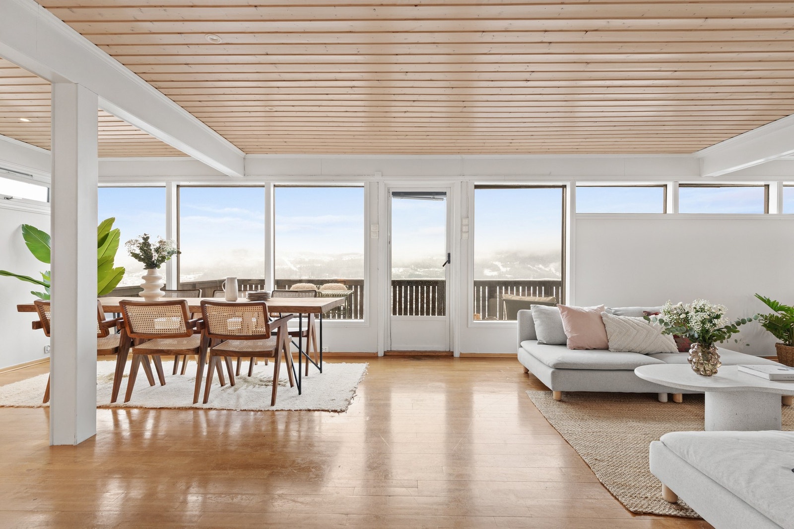 De store vindusflatene slipper inn rikelig med naturlig lys Galleribilde