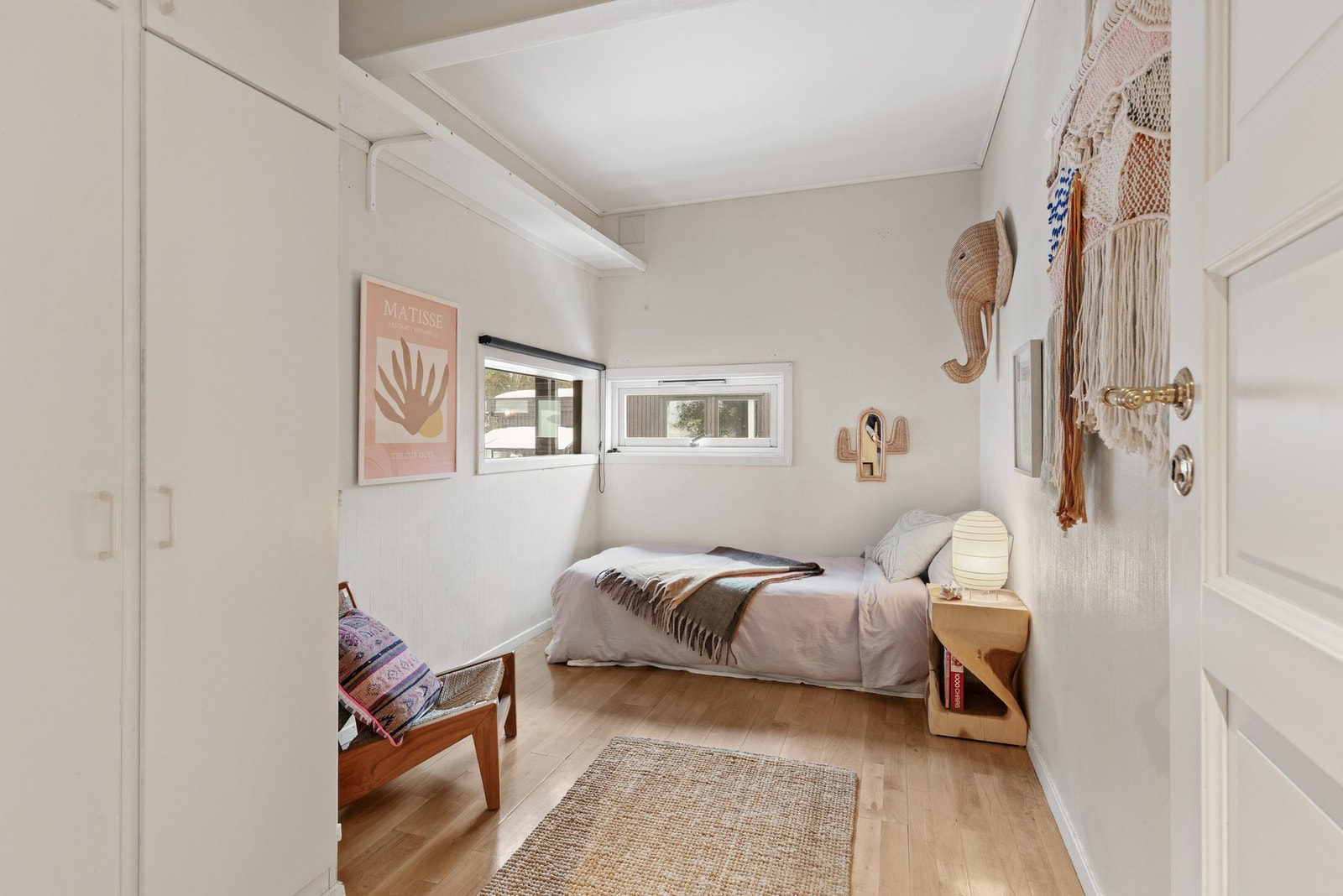 Samtlige rom har god størrelse med plass til seng og nattbord Galleribilde