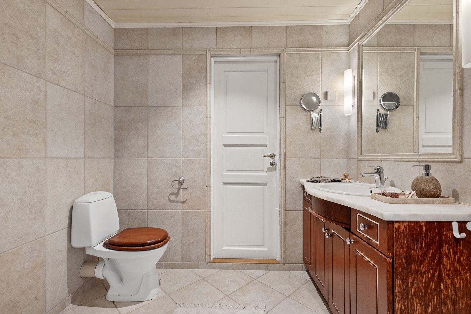 Toalettet er gulvstående Galleribilde