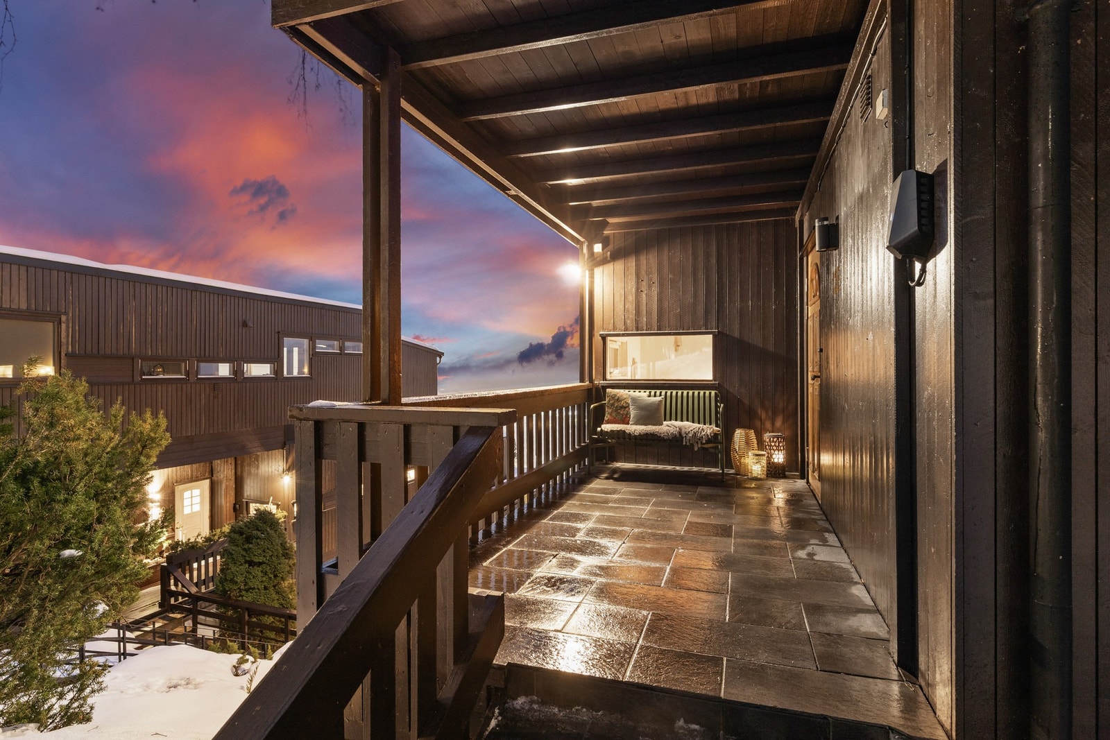 Hyggelig, overbygget inngangsparti med flislagt gulv og utebelysning Galleribilde