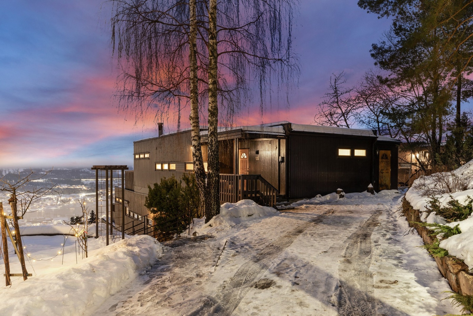 Leiligheten har god internbeliggenhet i toppetasje med parkering ved inngangsparti Galleribilde