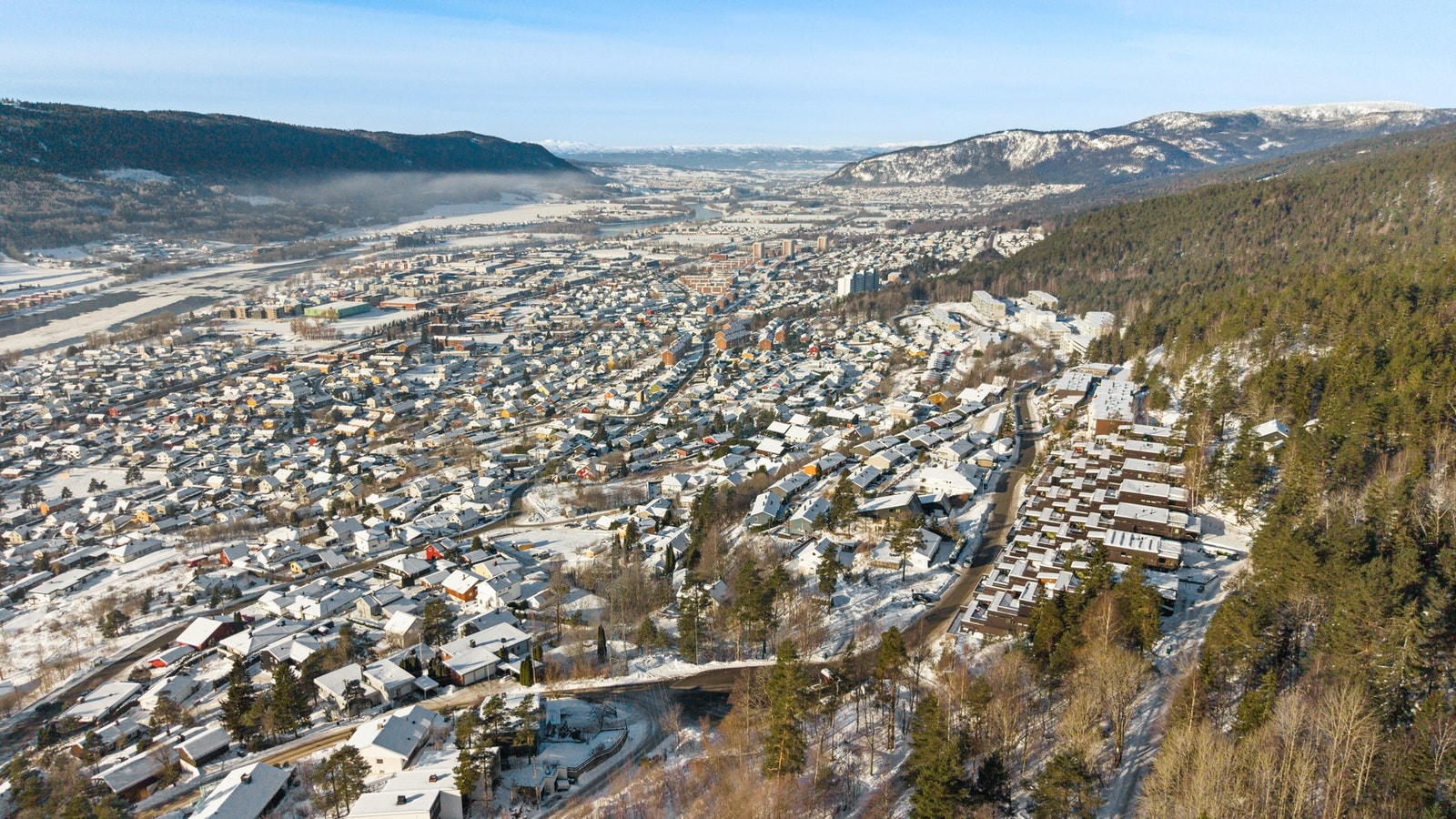 For den aktive finnes et bredt tilbud av idrettsanlegg på Åssiden, inkludert håndballbane, tennishall, flere fotballbaner og en moderne idrettshall Galleribilde