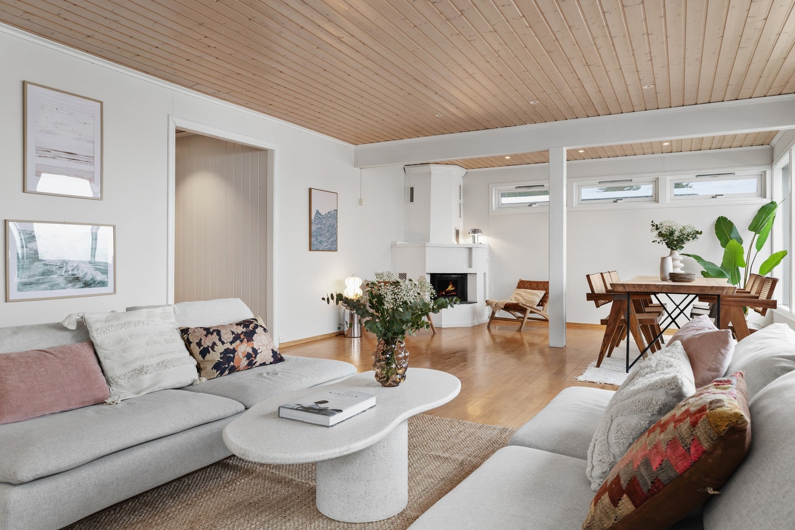 Rommet har god plass til både sofagruppe, tv-møblement og spisebord Galleribilde