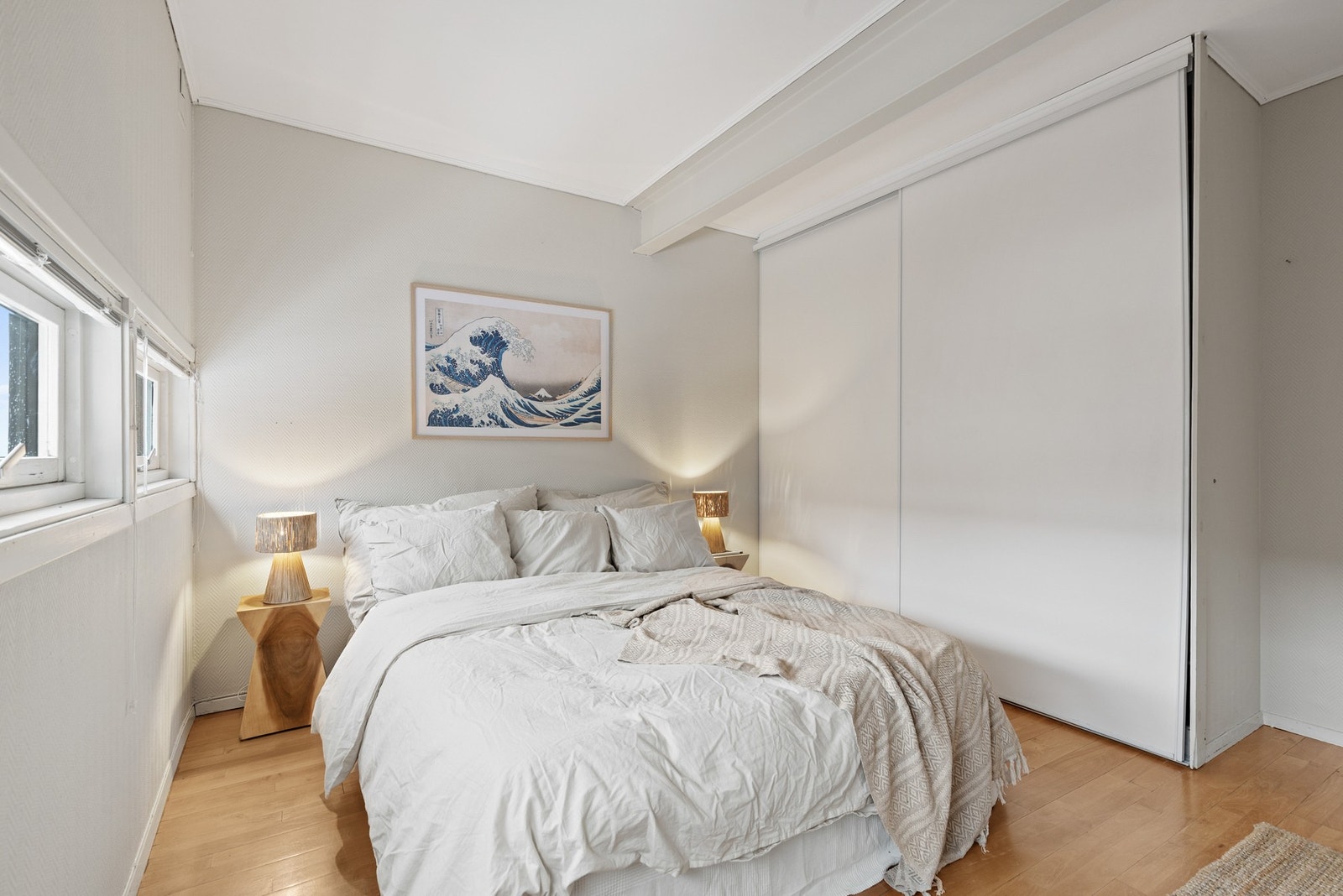 Hovedsoverommet er utstyrt med skyvedørsgarderobe Galleribilde