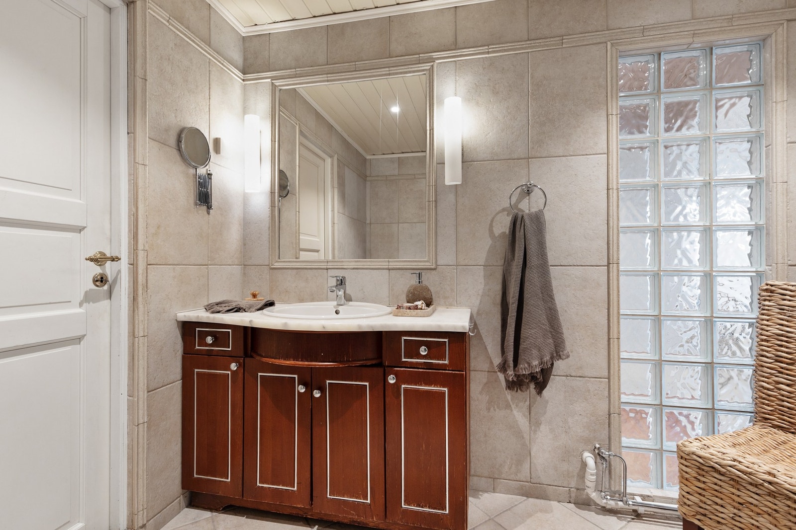 Videre er det montert speil og baderomsinnredning med nedfelt servant Galleribilde