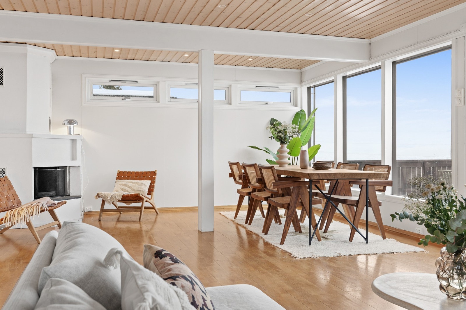 I det ene hjørnet er det montert peis med innsats Galleribilde