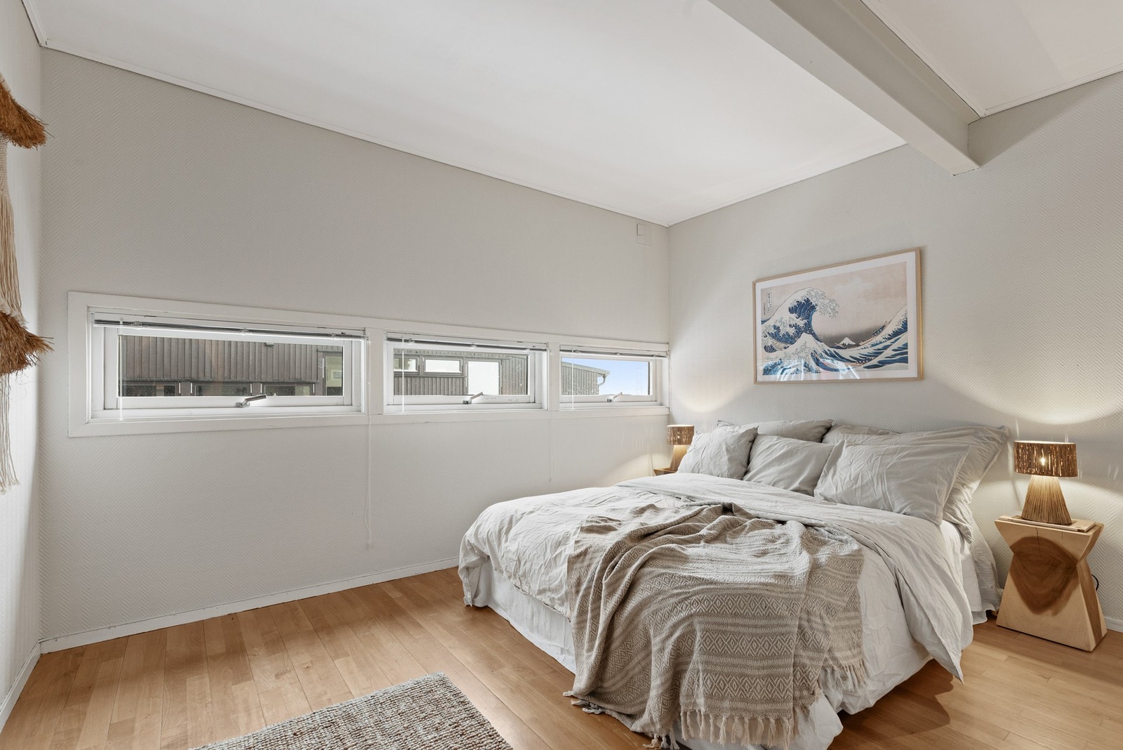 Leiligheten har tre romslige soverom, alle med parkett på gulv, malt strietapet på veggene og malt himling Galleribilde