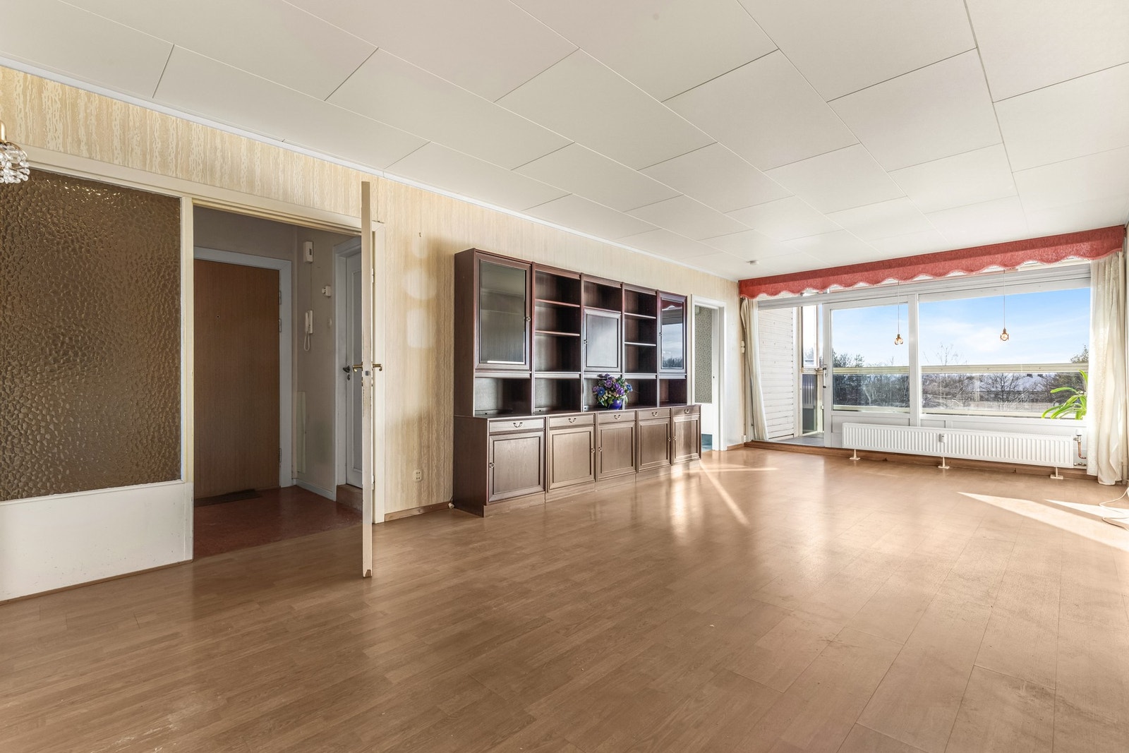 Innvendig fremstår leiligheten med moderniseringsbehov, så her kan du bruke kreativiteten din til å forme din egen drømmeleilighet. Galleribilde