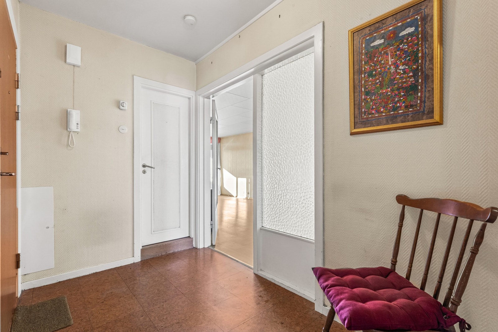 Lys entré. Leiligheten har en enkel adkomst med heis opp til etasjeplan. Galleribilde