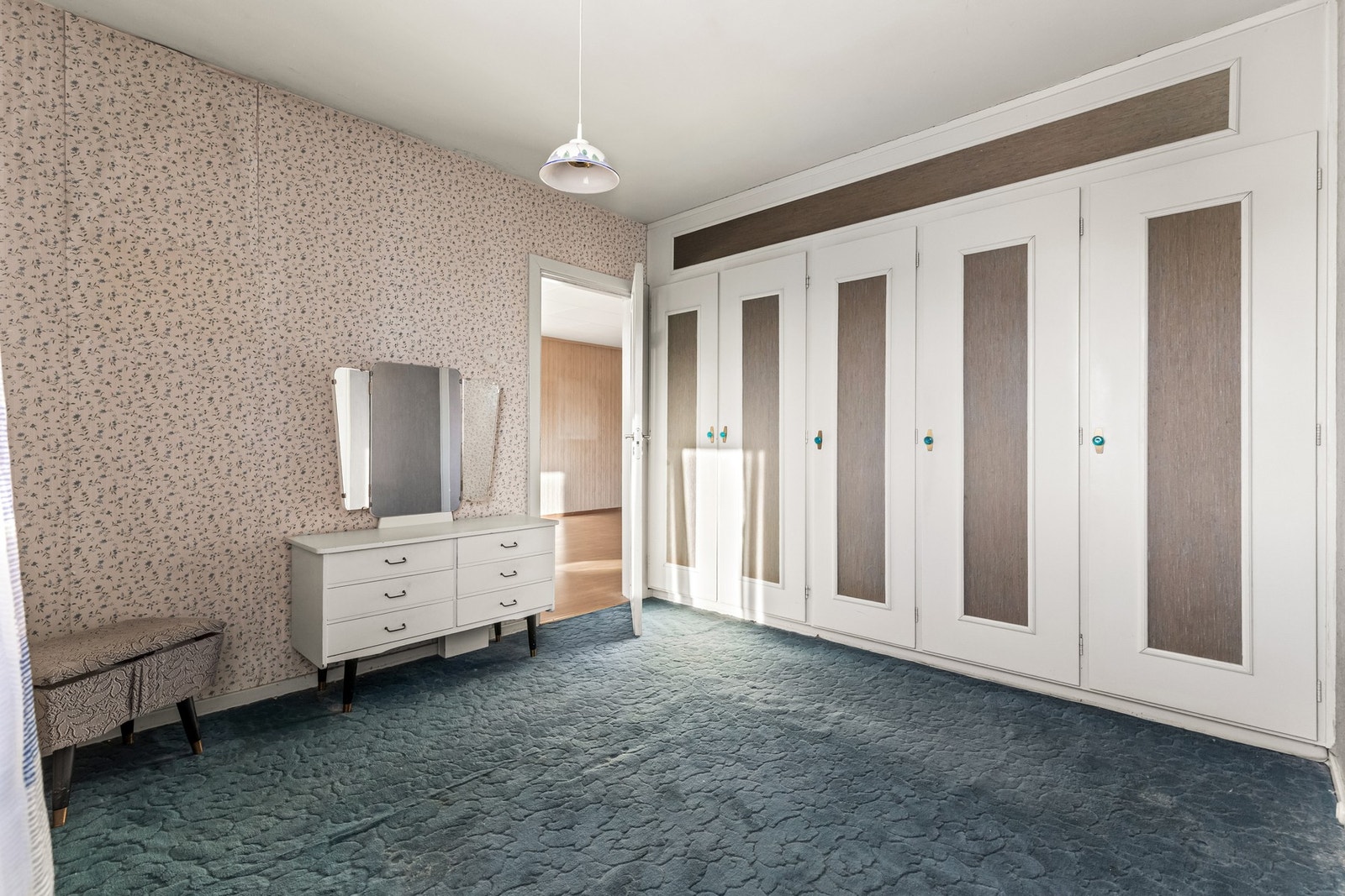 Det største rommer har plass til dobbeltseng med tilhørende nattbord samt garderobeløsninger. Galleribilde