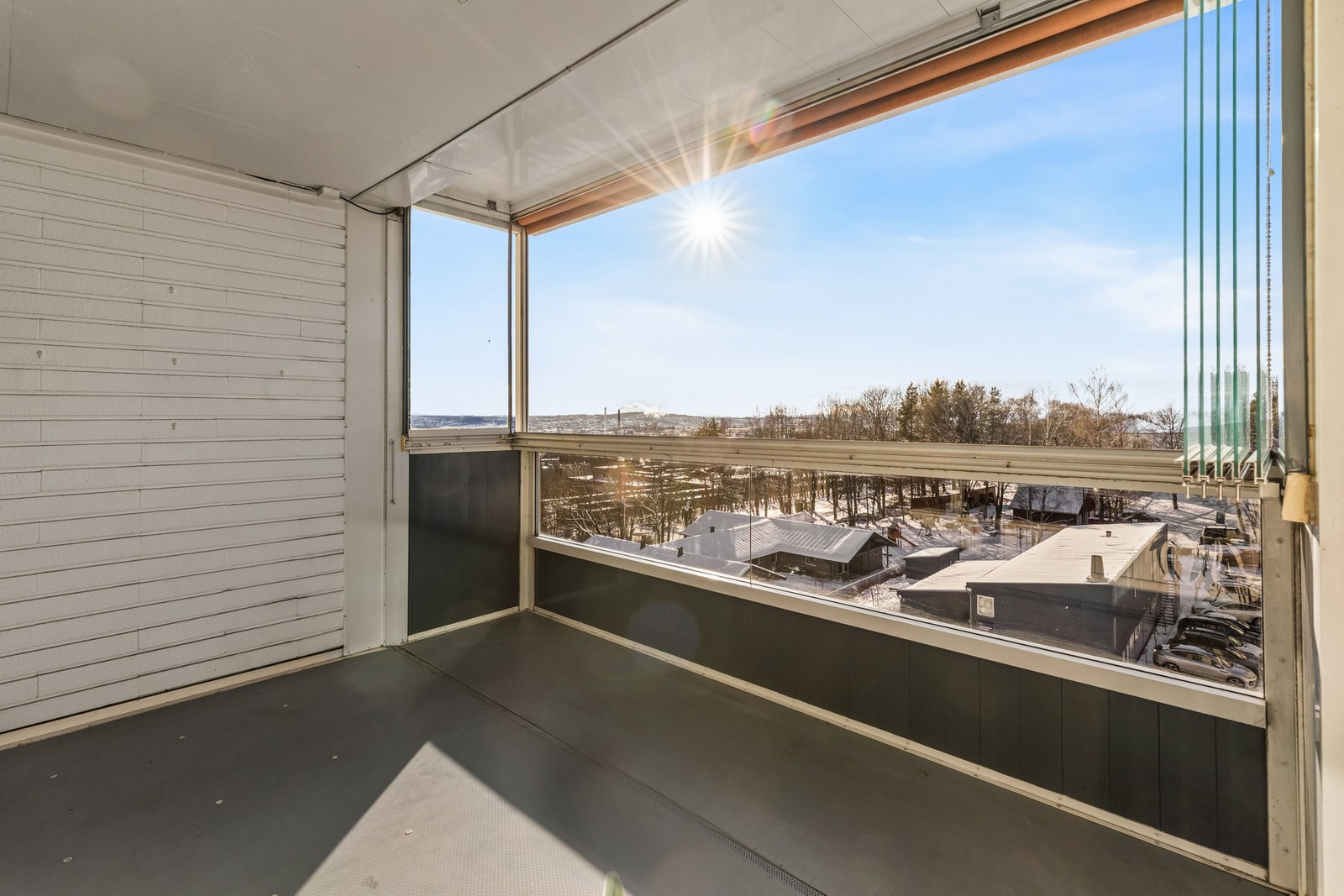 Den innglassede balkongen vil føles som en forlengelse av stuen, og innglasseringen gjør at du kan benytte uteplassen store deler av året. Galleribilde