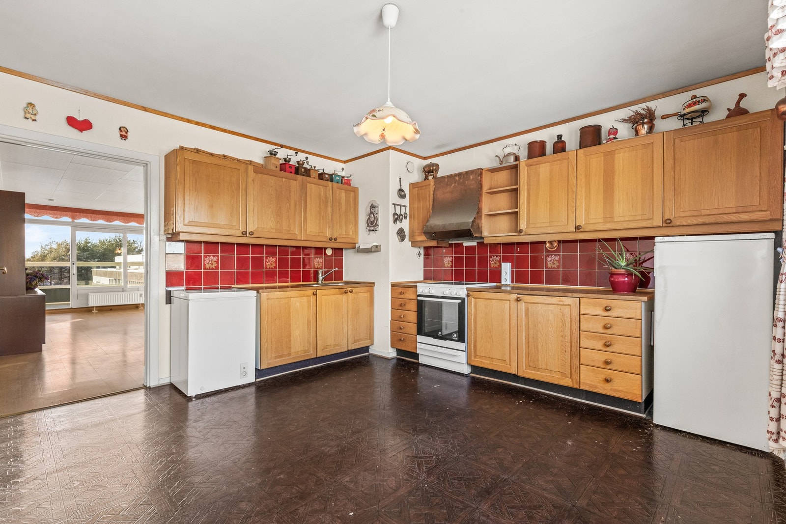 Alt av hvitevarer med unntak av liten fryseboks følger med. Galleribilde