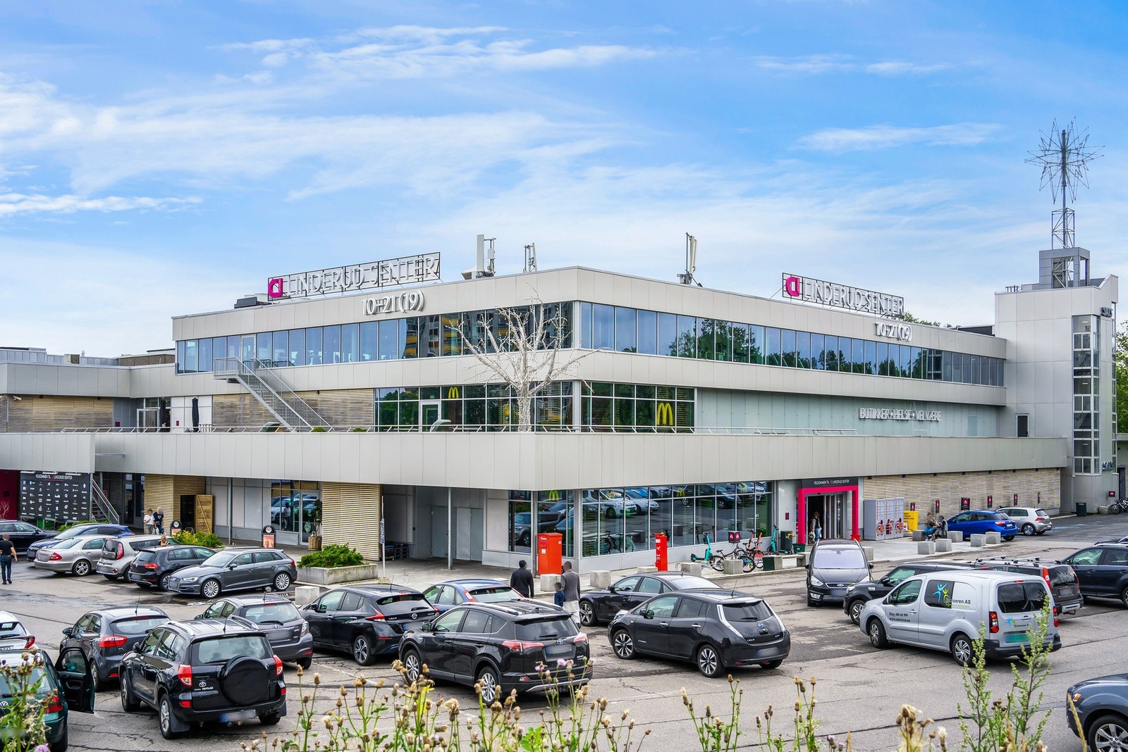 Linderud Senter med flere butikker, vinmonopol, treningssenter og cafeer som nærmeste nabo. Galleribilde