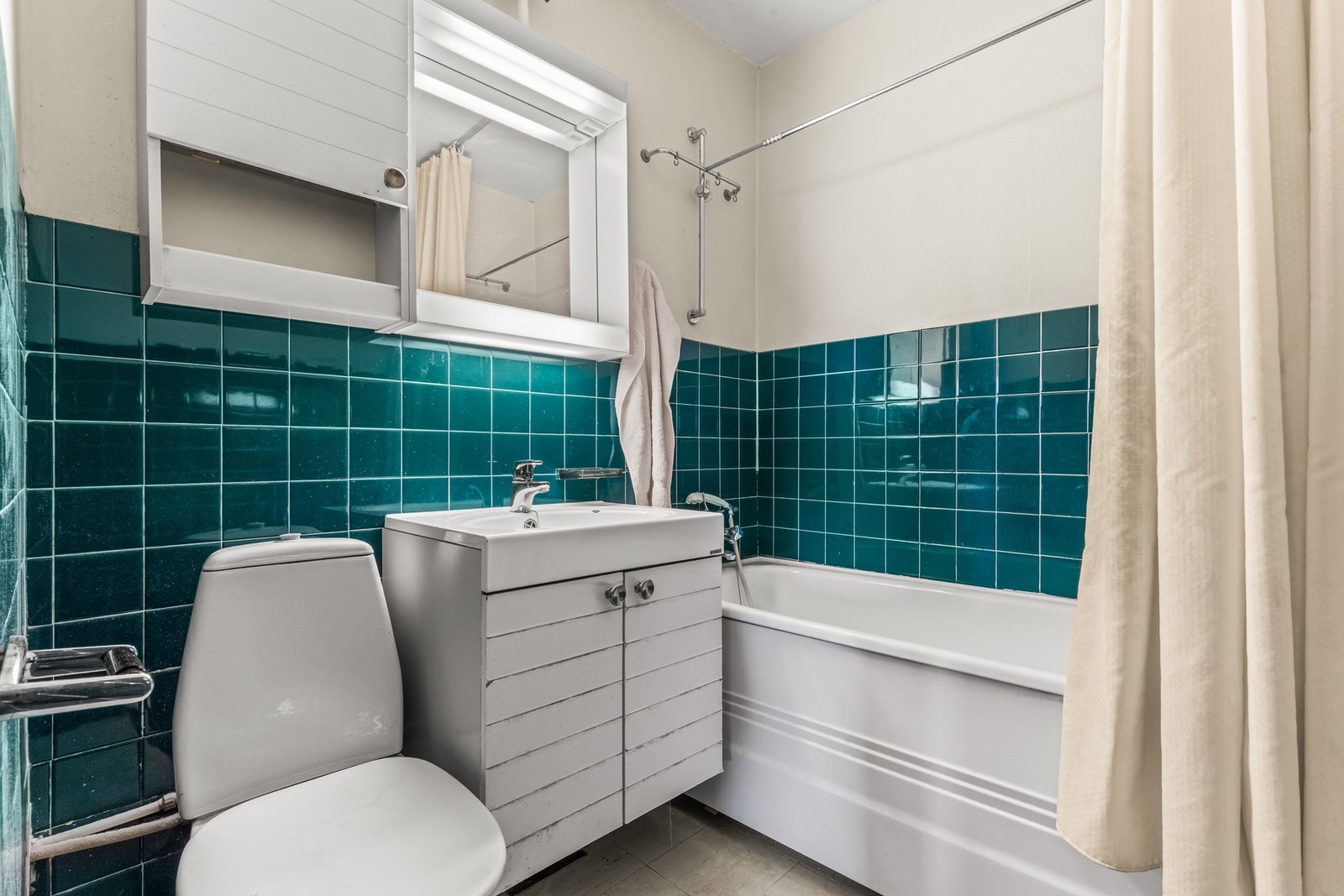 Løsningen er god og romslig. Dette gir god oppbevaringsplass til alt av nødvendig baderomsutstyr. Galleribilde