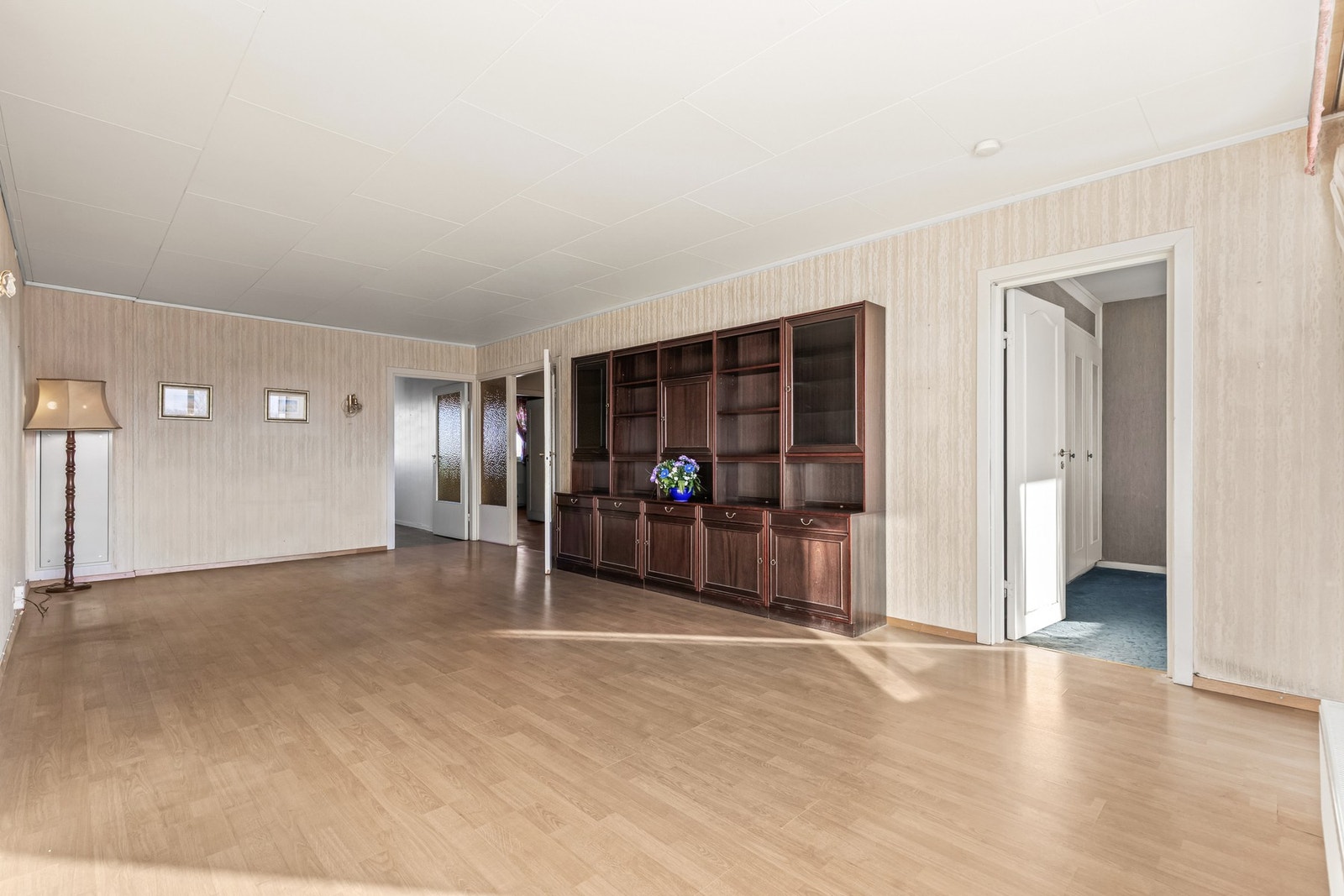 Stuen er romslig utformet med god plass til sofa- og medieløsninger samt eget spisebord. Galleribilde