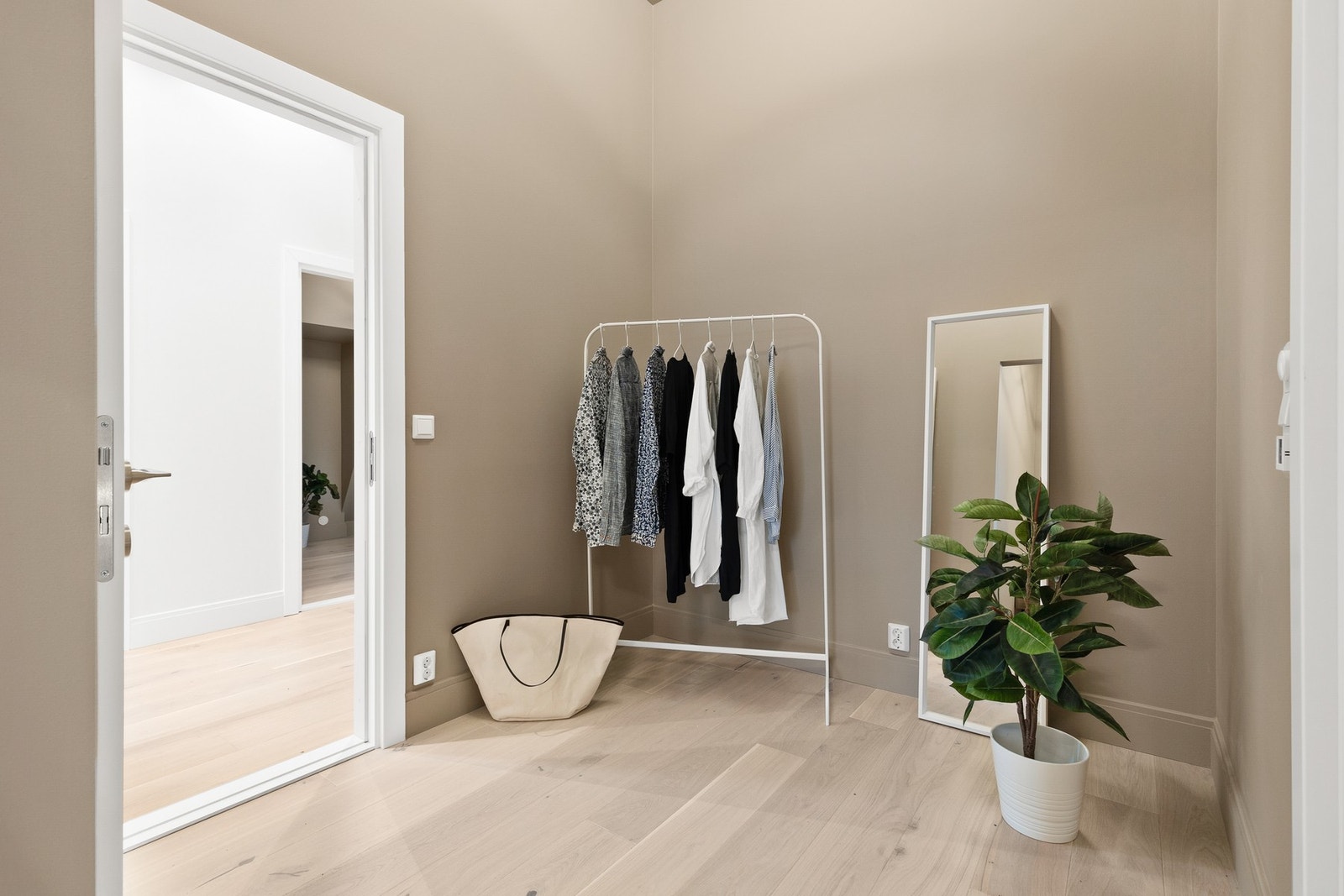 Rommet er malt i lun og innbydende farge Galleribilde