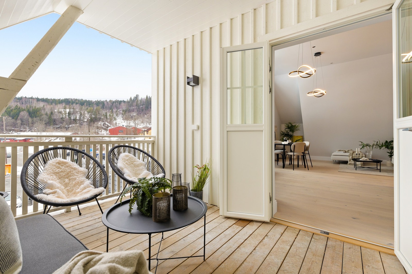 Romslig overbygd balkong på ca. 9 m² Galleribilde