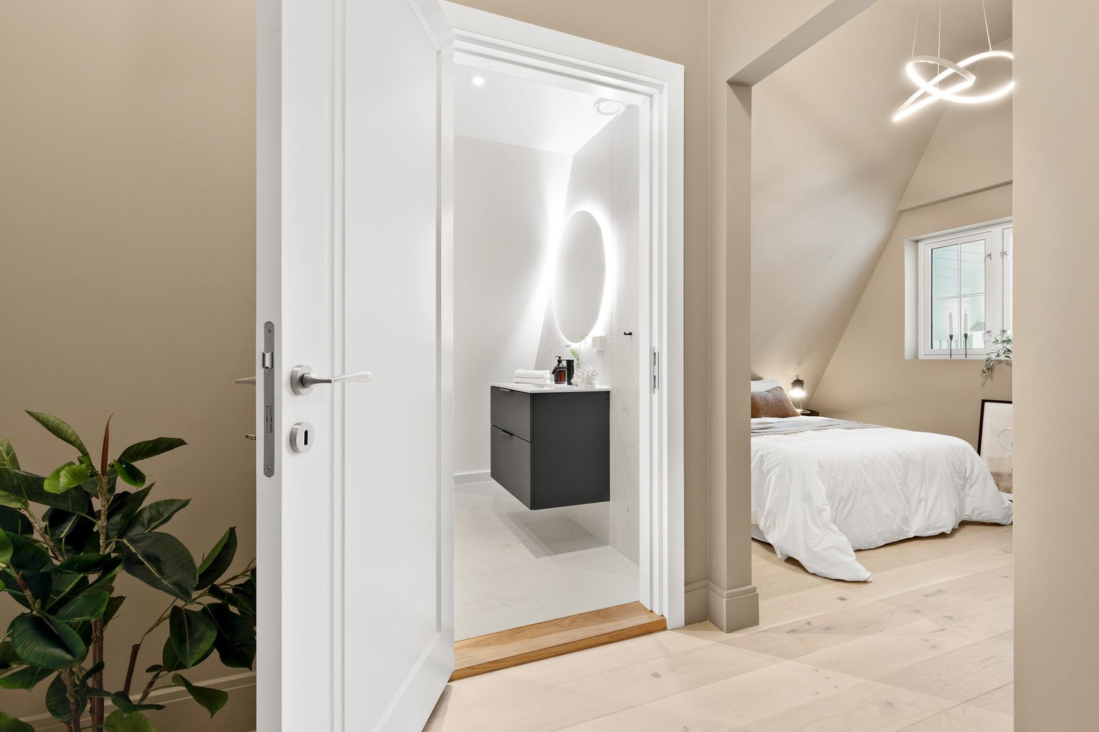 Tilhørende hovedsoverommet er det flott baderom. Galleribilde