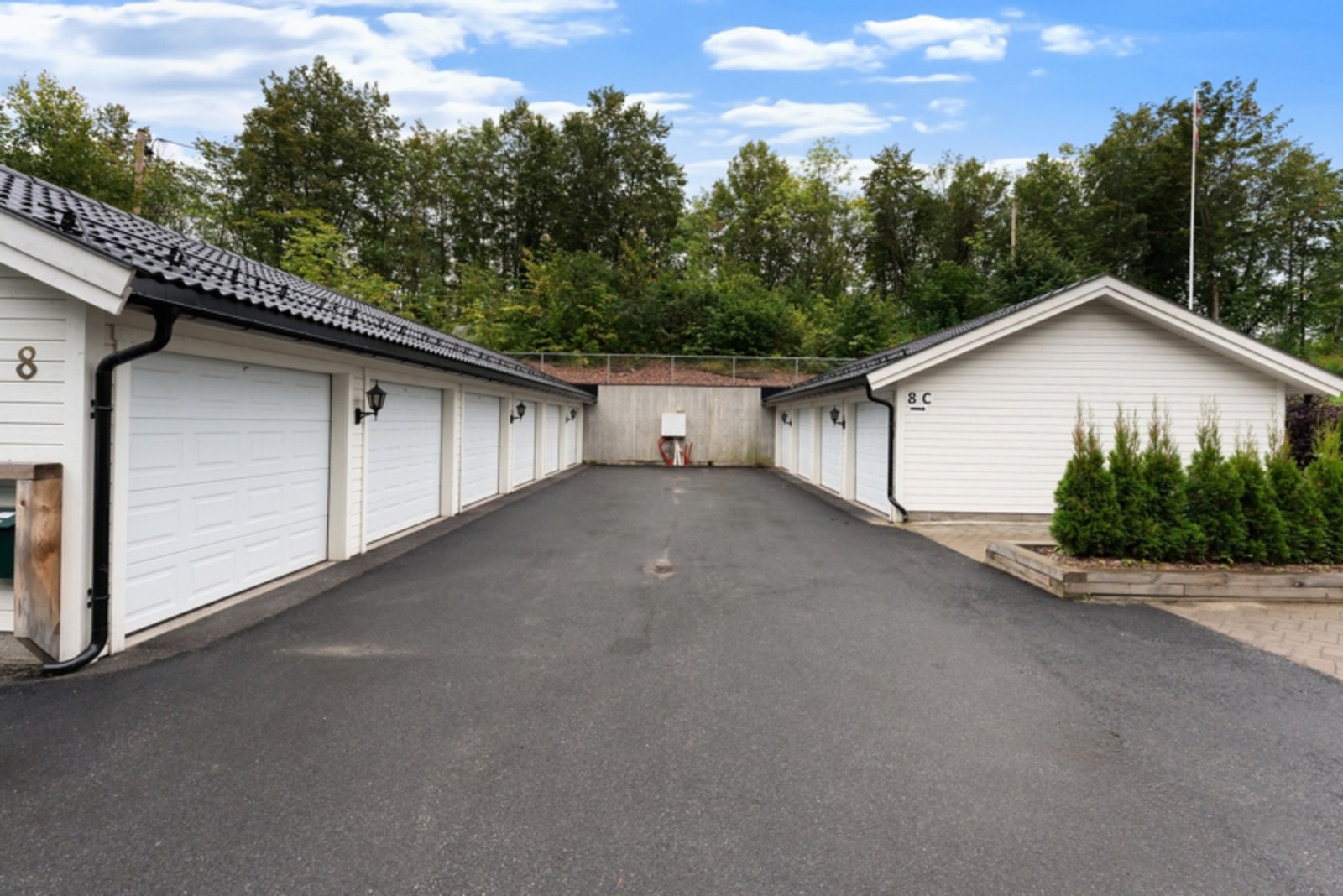 Leiligheten har eksklusiv bruksrett til garasjeplass i felles garasjerekke Galleribilde