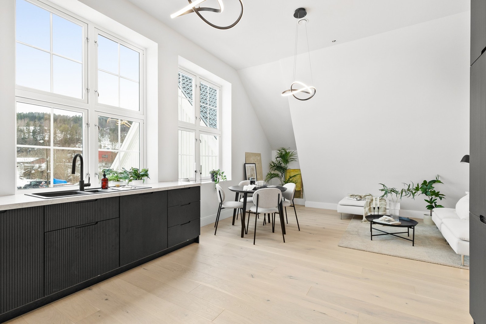 Flott stue og kjøkken i åpen løsning og godt med lysinnslipp Galleribilde