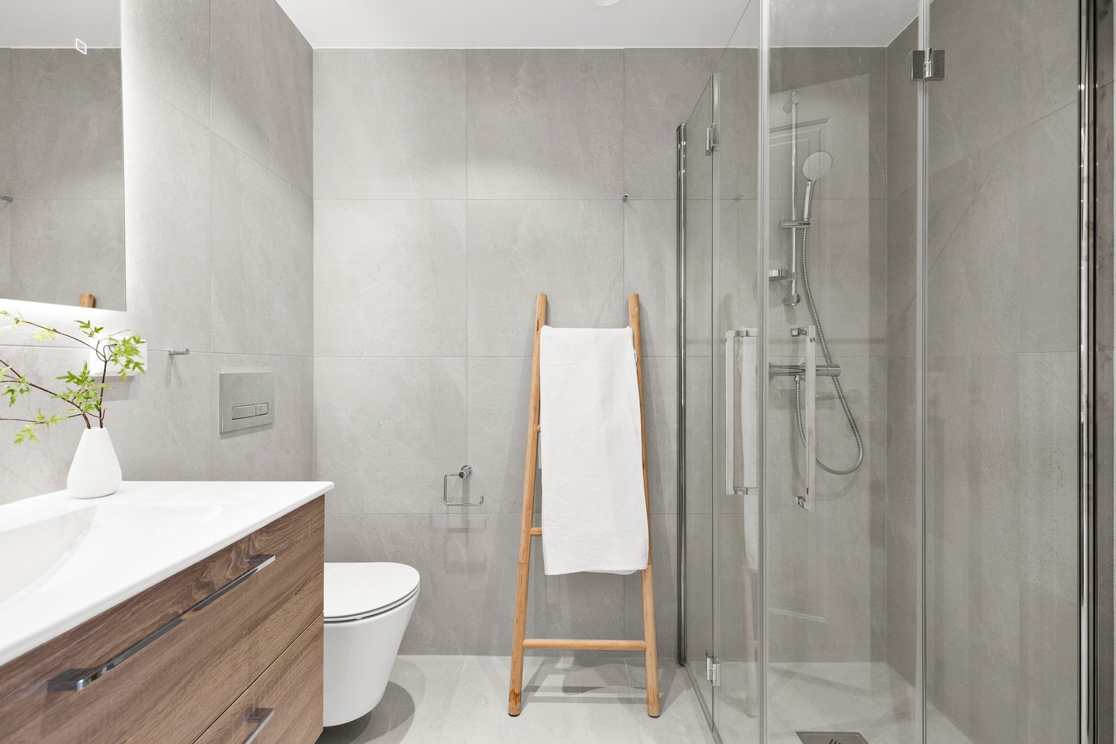 Det er opplegg og plass til vaskemaskin på badet. Galleribilde