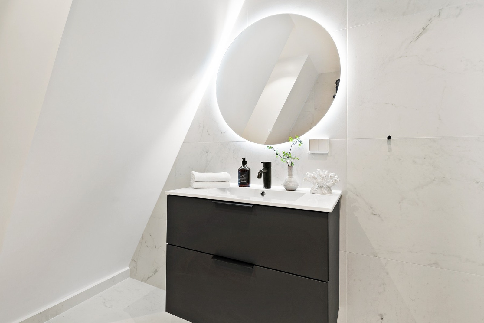 Et moderne baderom, med stilrene overflater Galleribilde