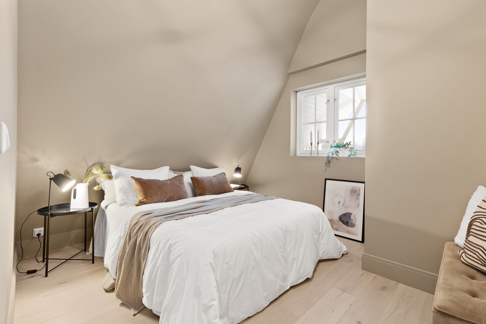 Hovedsoverommet er av god størrelse og har god plass til dobbeltseng, nattbord og romslige garderobeløsninger. Galleribilde