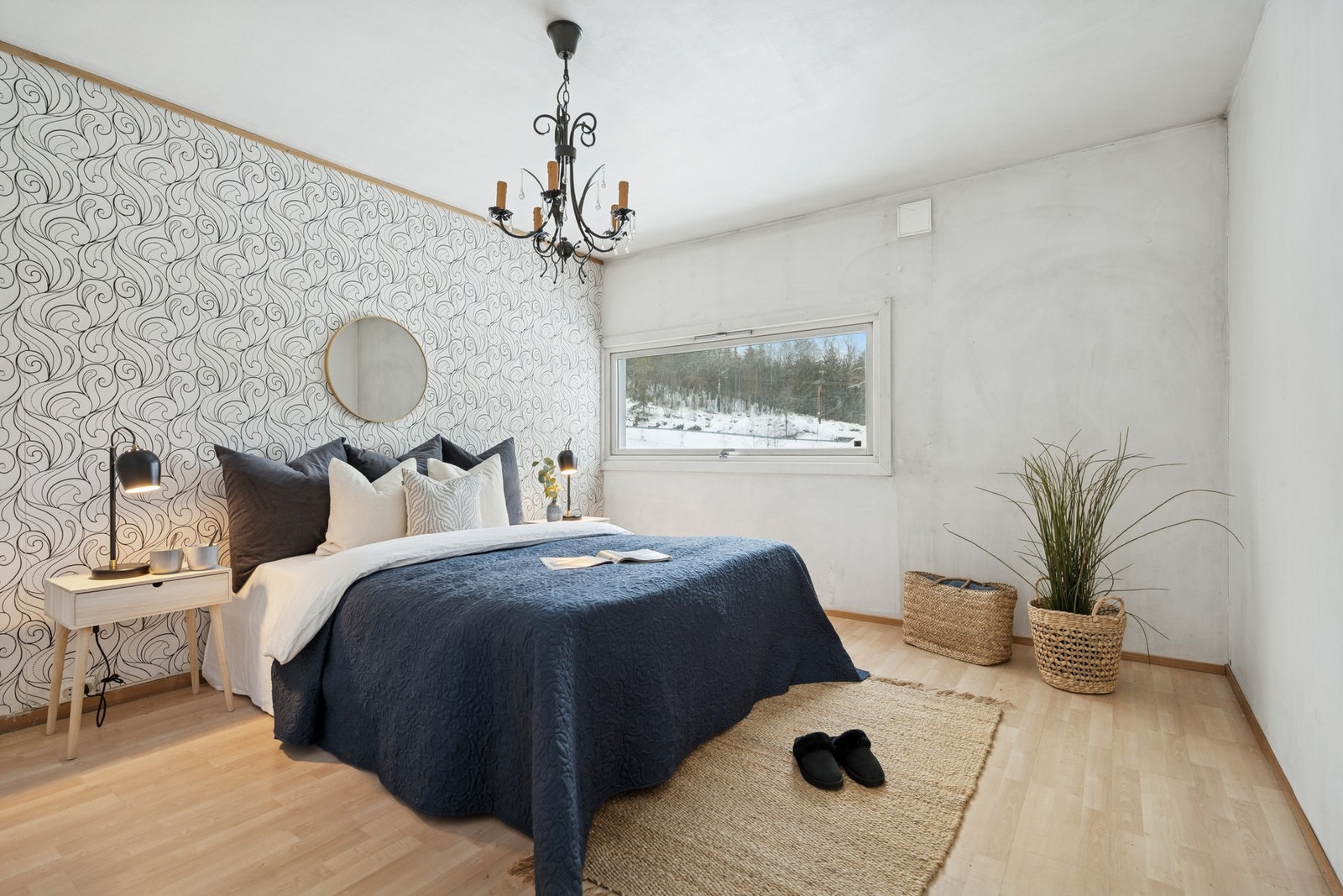 Her oppe finner du det siste soverommet. Et luftig rom med fin plass til seng og annet møblement. Galleribilde