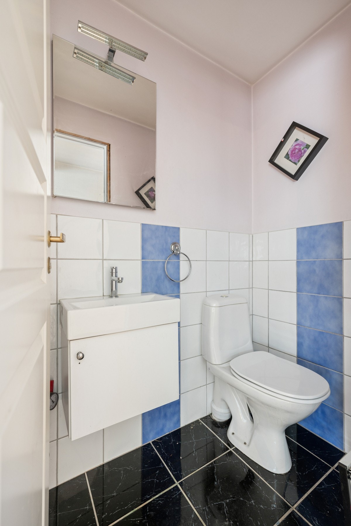 Et praktisk toalettrom finner du også i denne etasjen. Galleribilde