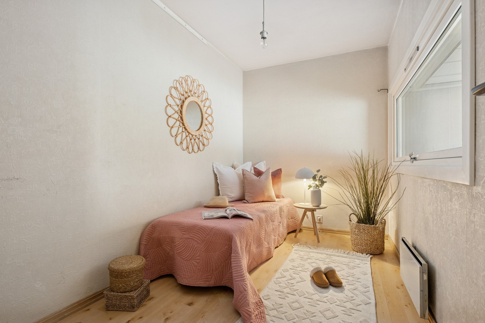 Lyse soverom med fin plass til seng og annet møblement. Galleribilde