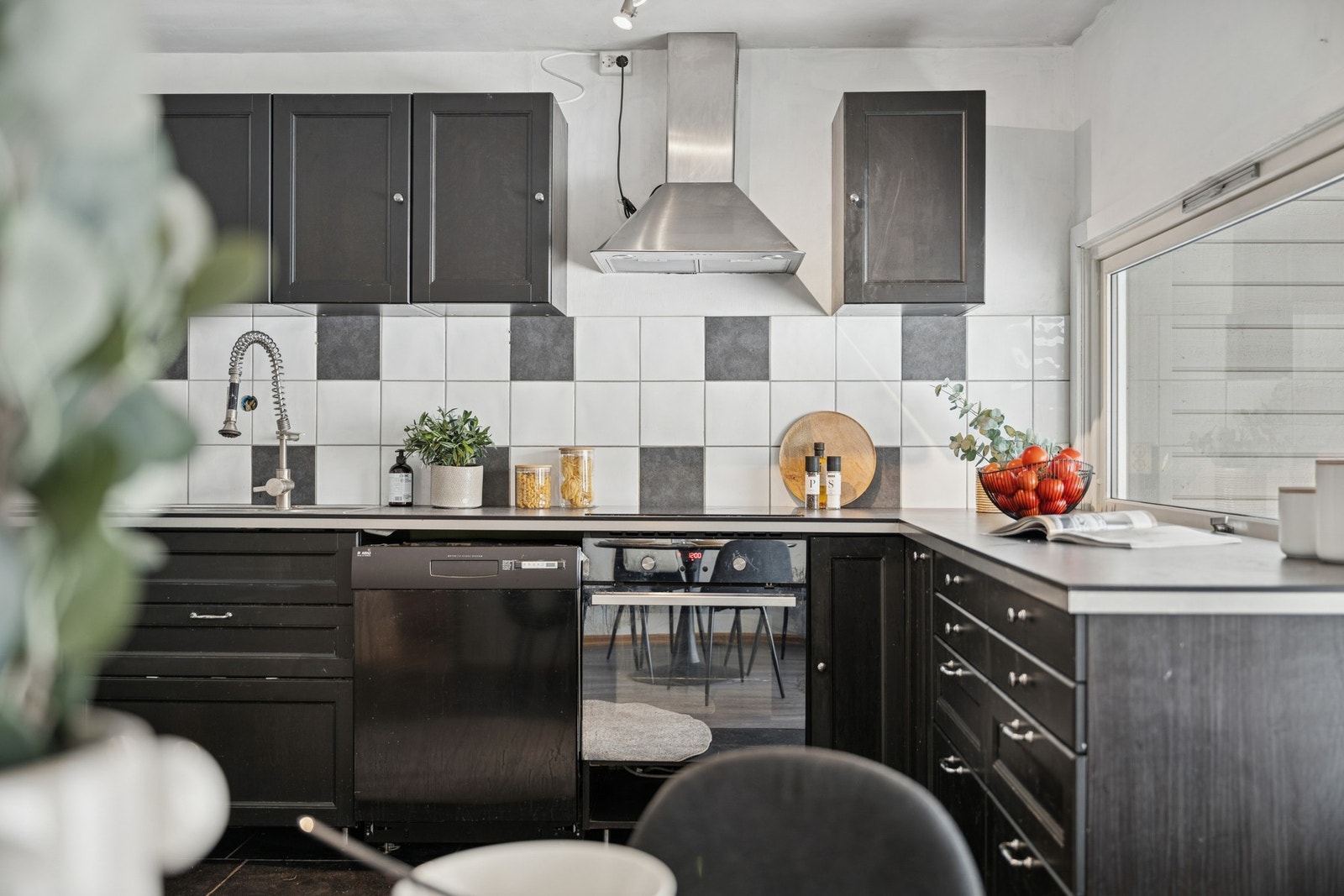 Godt med skap- og benkeplass. Galleribilde