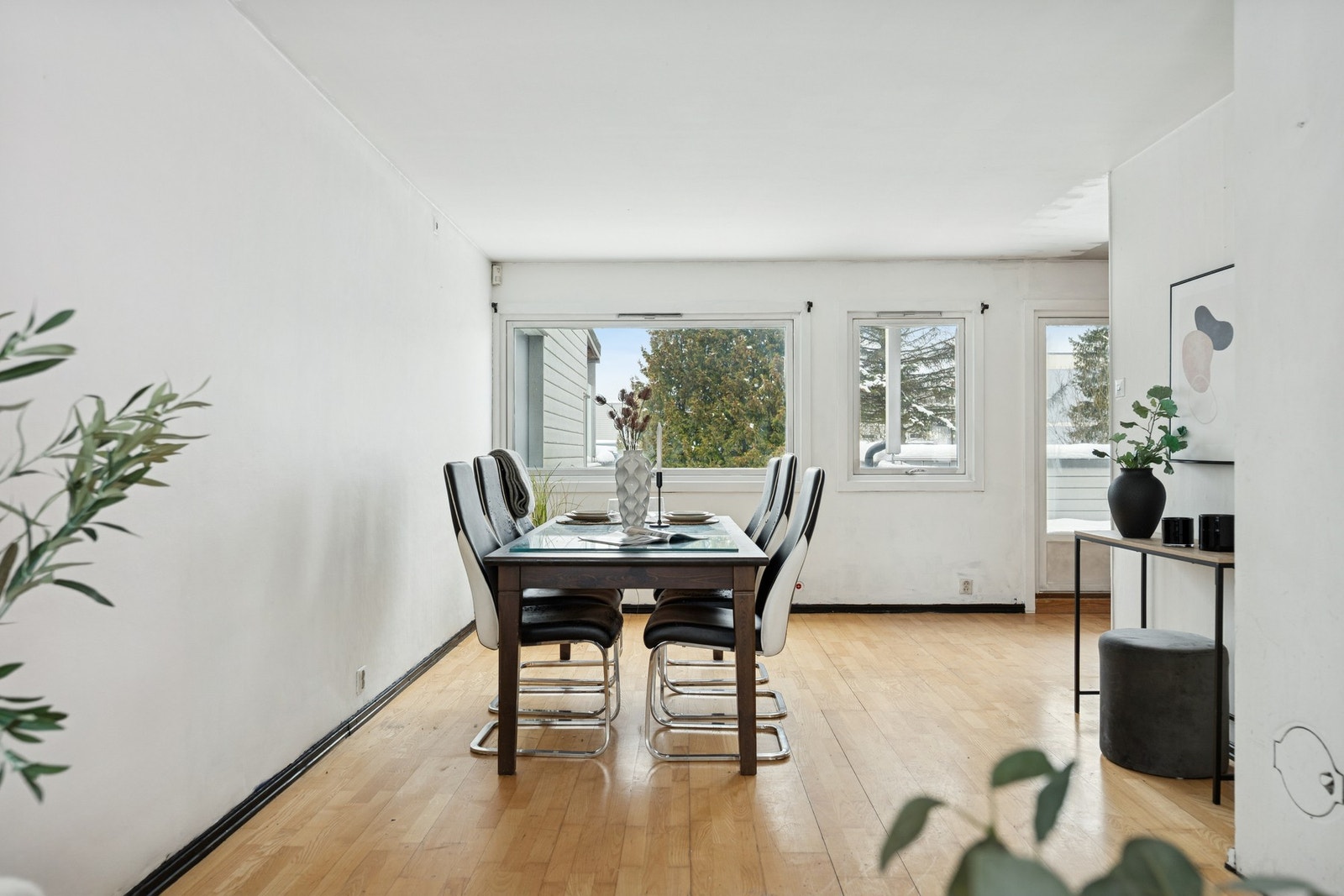 Her er det god plass til spisestue og sofagruppe. Galleribilde