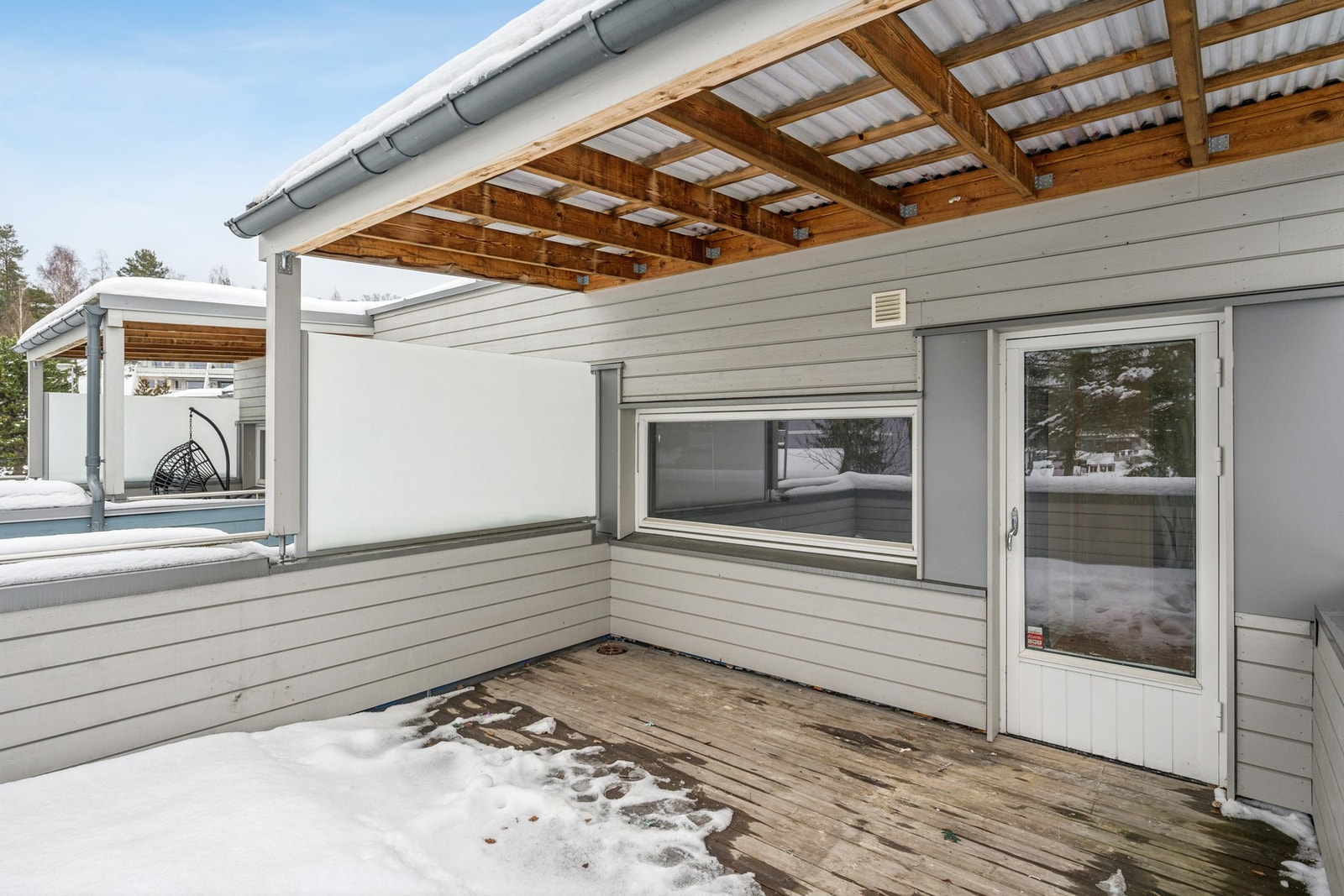 Utgang fra stue til delvis overbygget veranda med gode solforhold Galleribilde