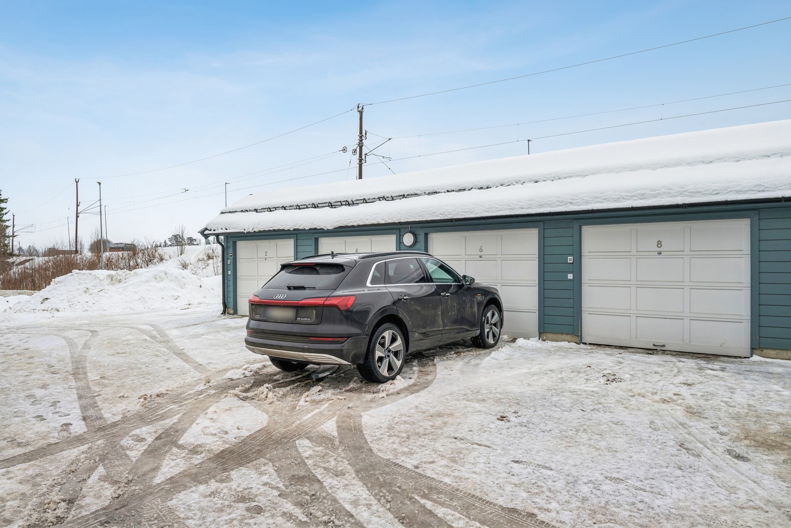 Det medfølger fast garasjeplass i felles garasjeanlegg, samt biloppstillingsplass foran garasjen. Galleribilde