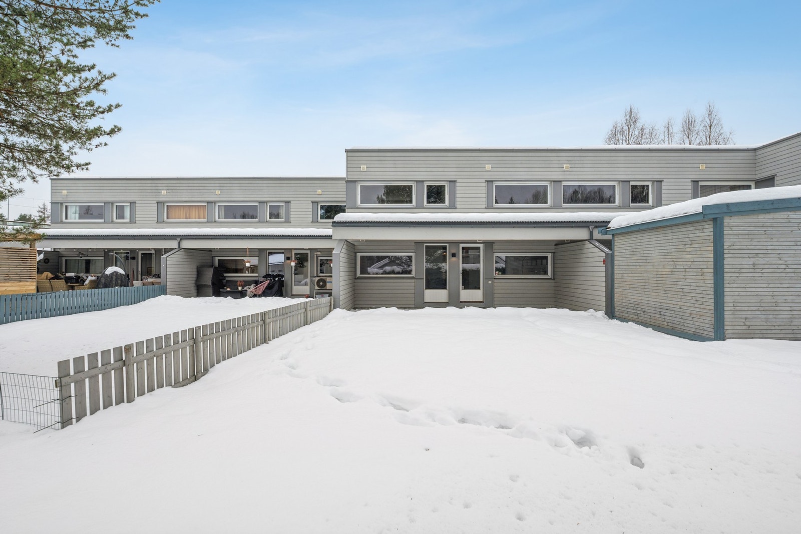 Området fremstår trygt og trivelig med kort gangavstand til dagligvarebutikk, barnehage, skole og busstopp. Her bor du med nærhet til både sentrum og flotte friluftsområder. Galleribilde