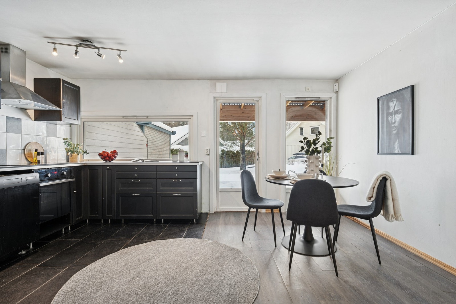 Utgang til delvis overbygget terrasse fra kjøkkenet. Galleribilde