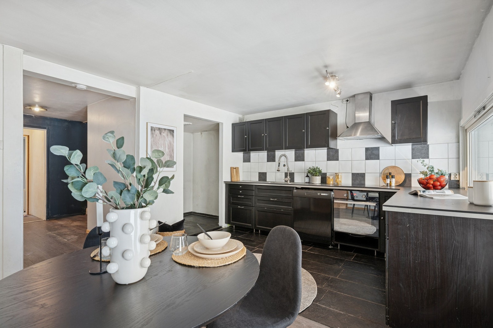 Kjøkkenet holder en fin standard - fin plass til spisestue på kjøkkenet. Galleribilde