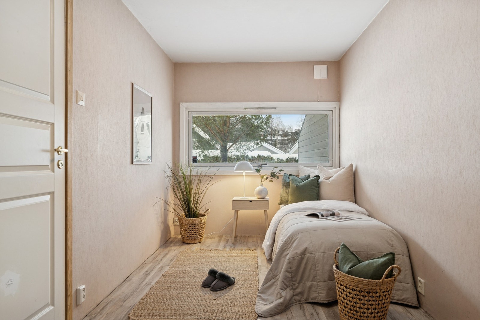 I boligens 1. etasje finner du 2 soverom + et ekstra rom som er innredet som soverom. Galleribilde