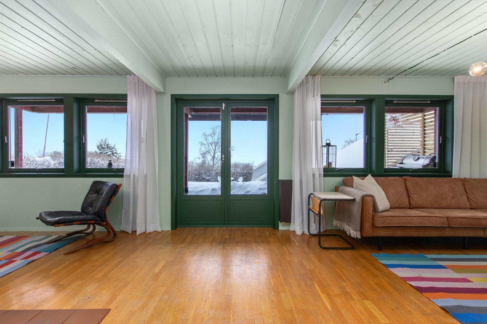 Direkte utgang til uteplass og hage fra stue. - Utekjøkken ser du til høyre i bildet. Galleribilde