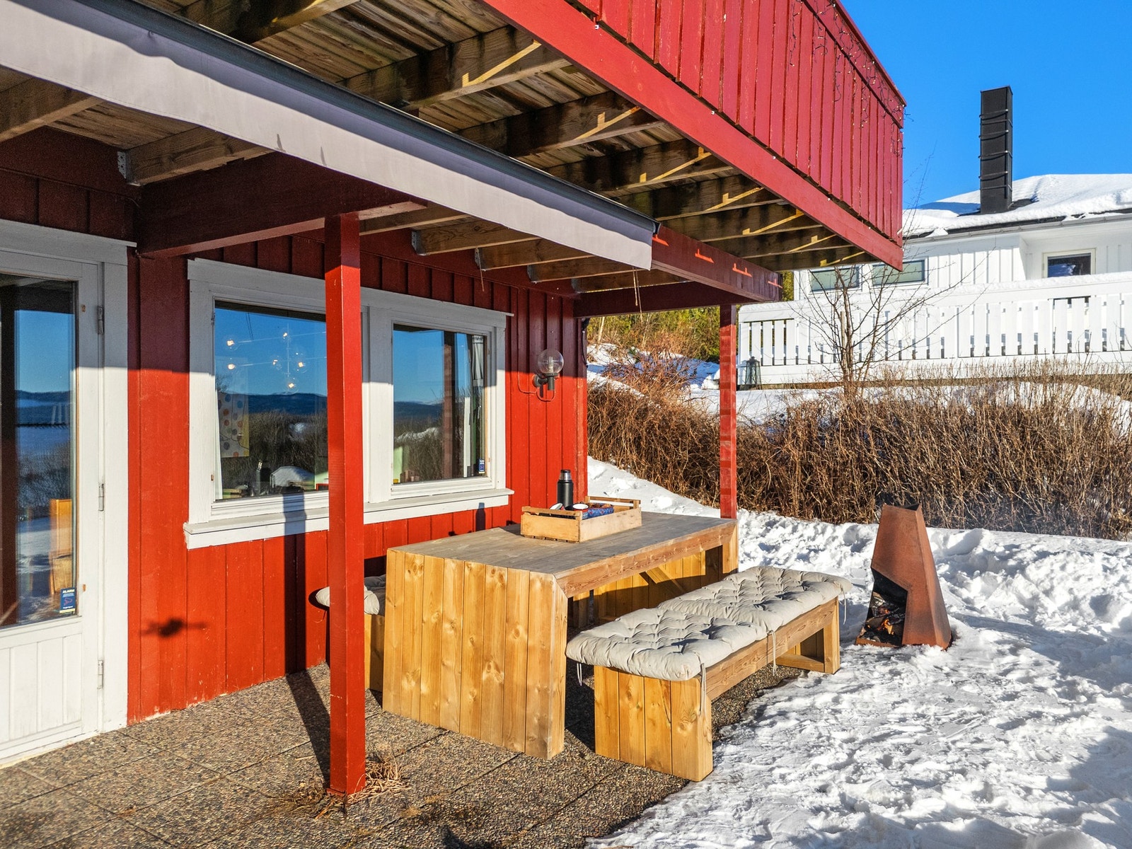 Uteplass utenfor stuen. Utekjøkken ligger på venstre siden av terrassedør. Galleribilde