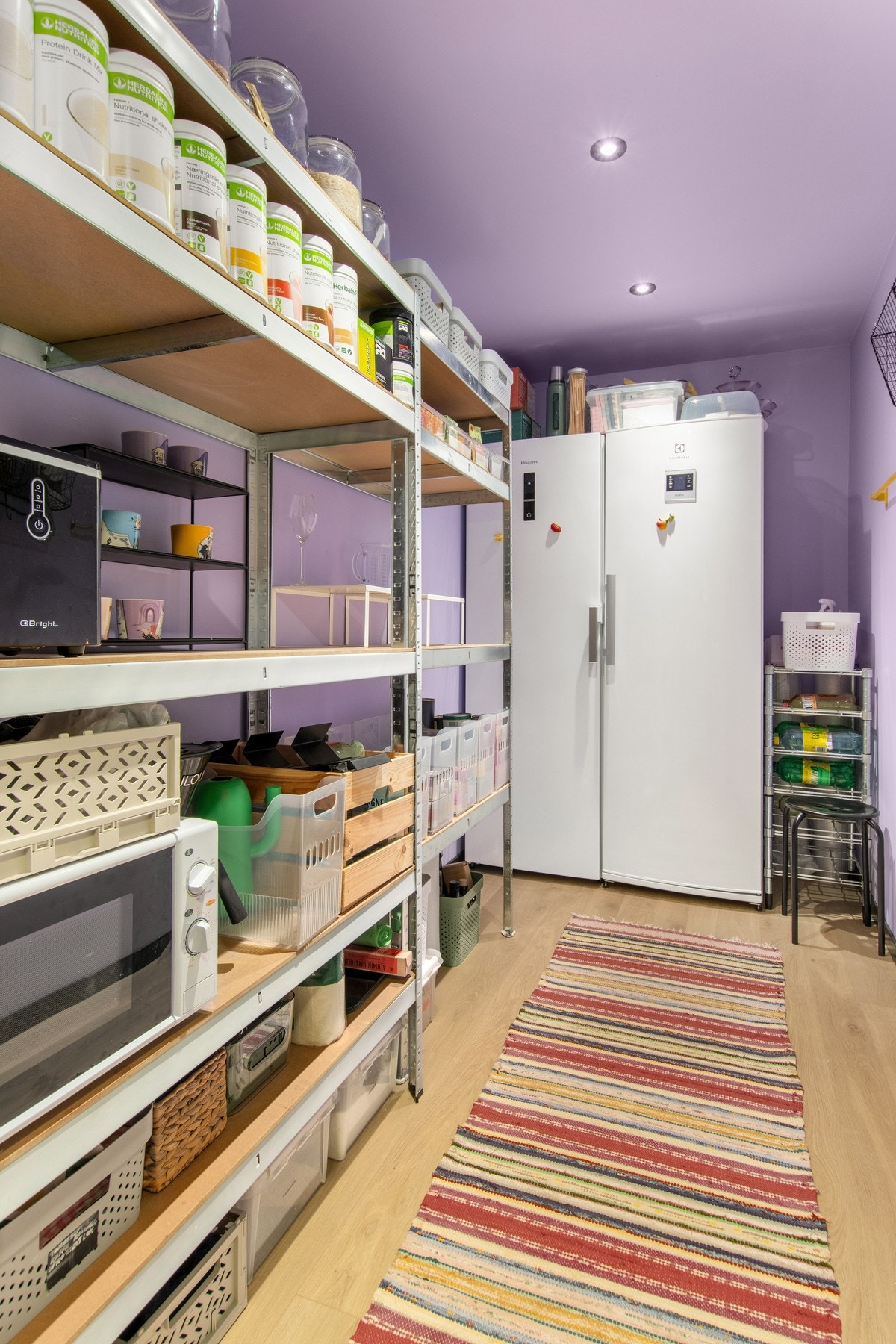 Bod som ligger vegg i vegg med kjøkken. Denne er ribbet ned og "helrenovert" Galleribilde