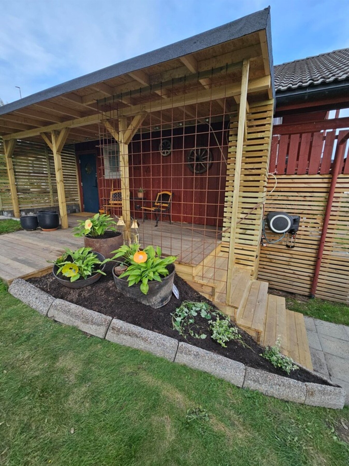 Bilde av takoverbygd terrasse på sommers tid. Galleribilde